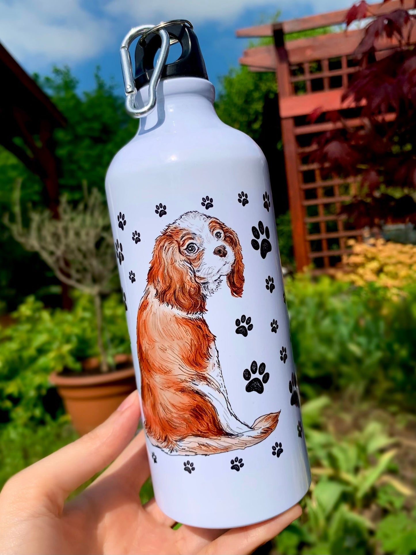 Cavalier King Charles spániel mintás fém kulacs – fekete mancsos mintával és kézzel rajzolt, akvarelles kutyaportréval