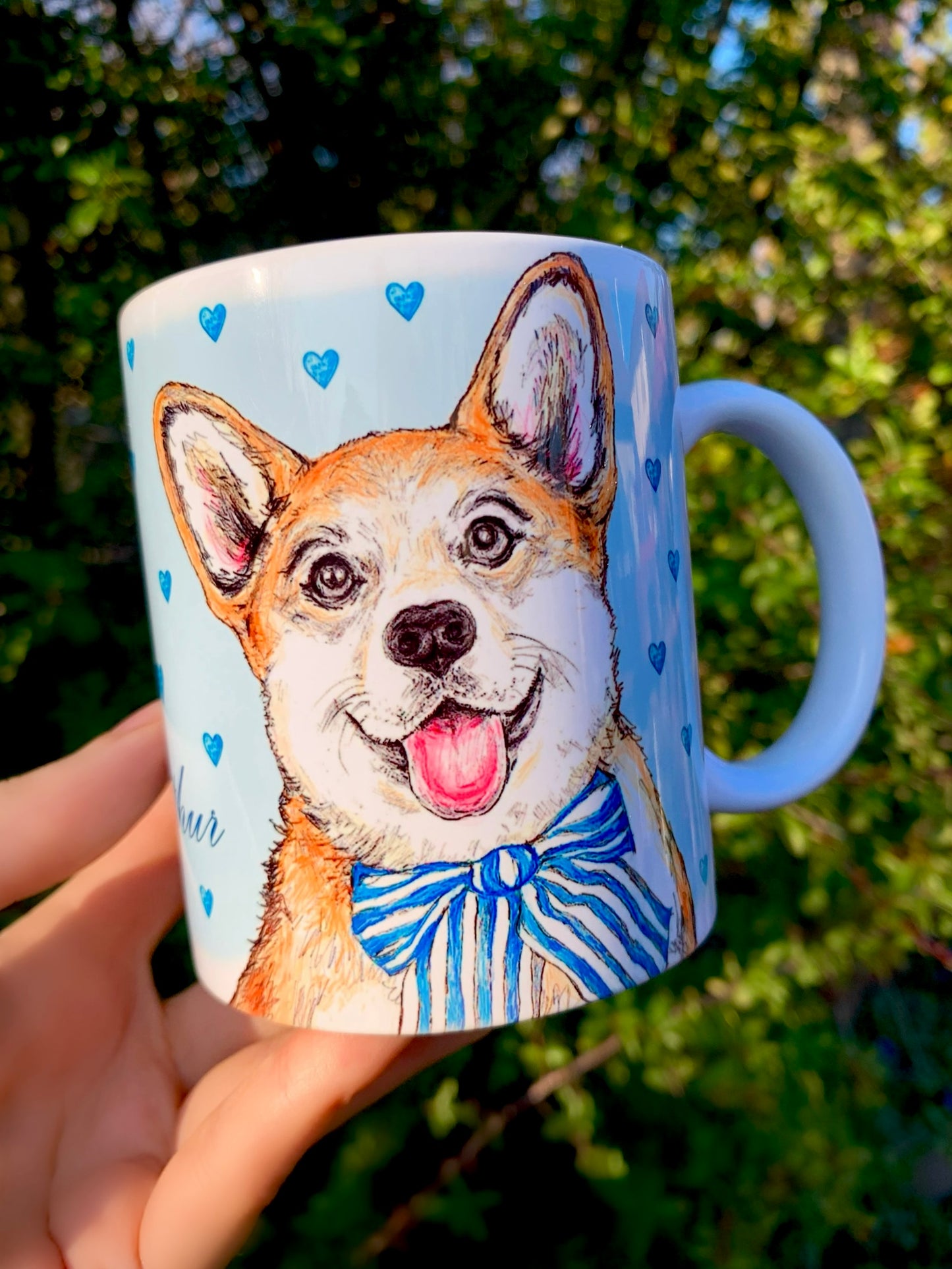 Romantikus stílusú kerámia bögre Corgi kutyával, kinagyított fejes illusztrációval és kézzel festett világoskék szív mintákkal.
