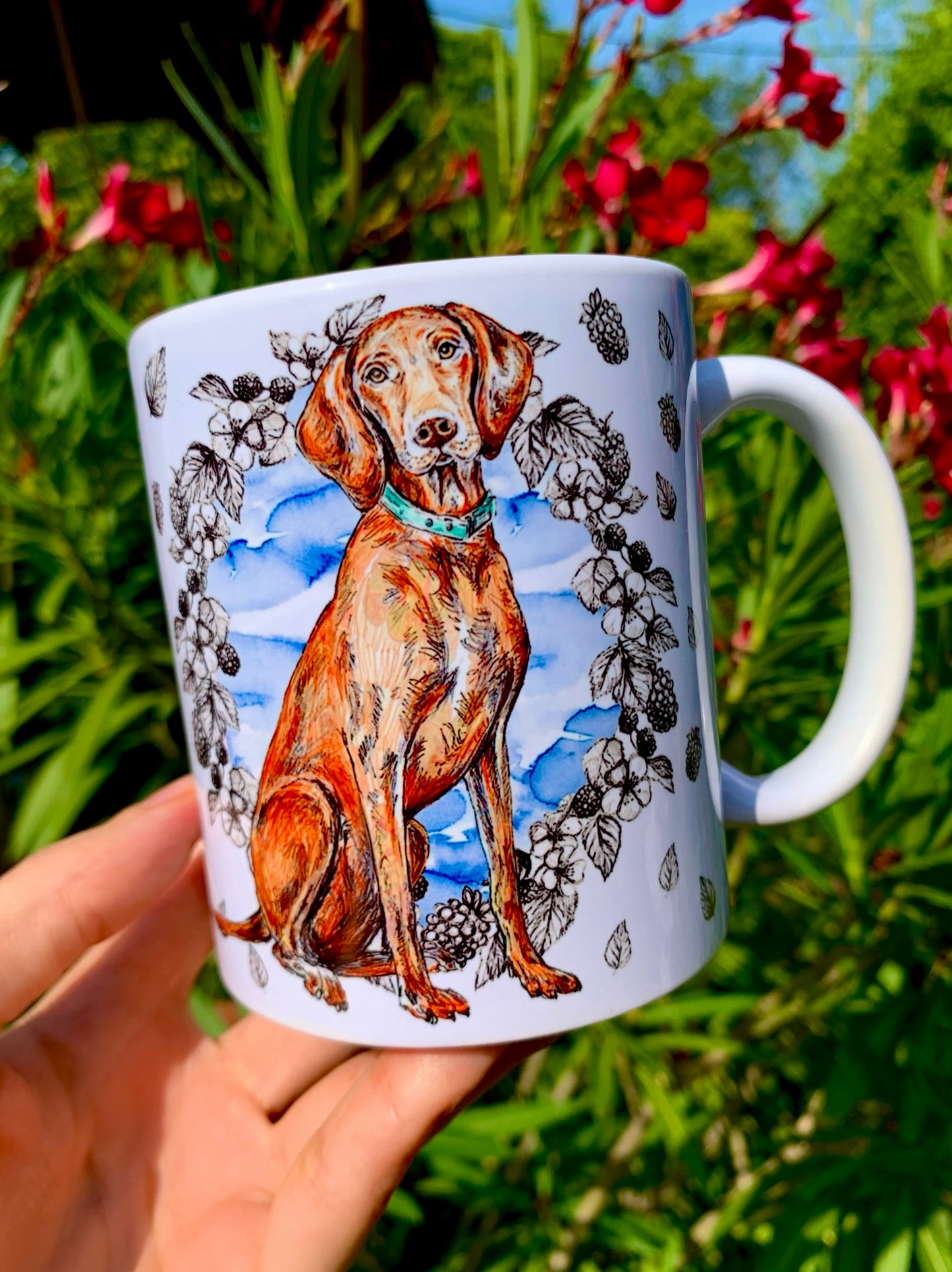 Kerámia bögre barátságos vizsla kutya rajzzal és kék gyümölcs mintával, stílusos ajándék kutyabarátoknak és vizsla gazdiknak.