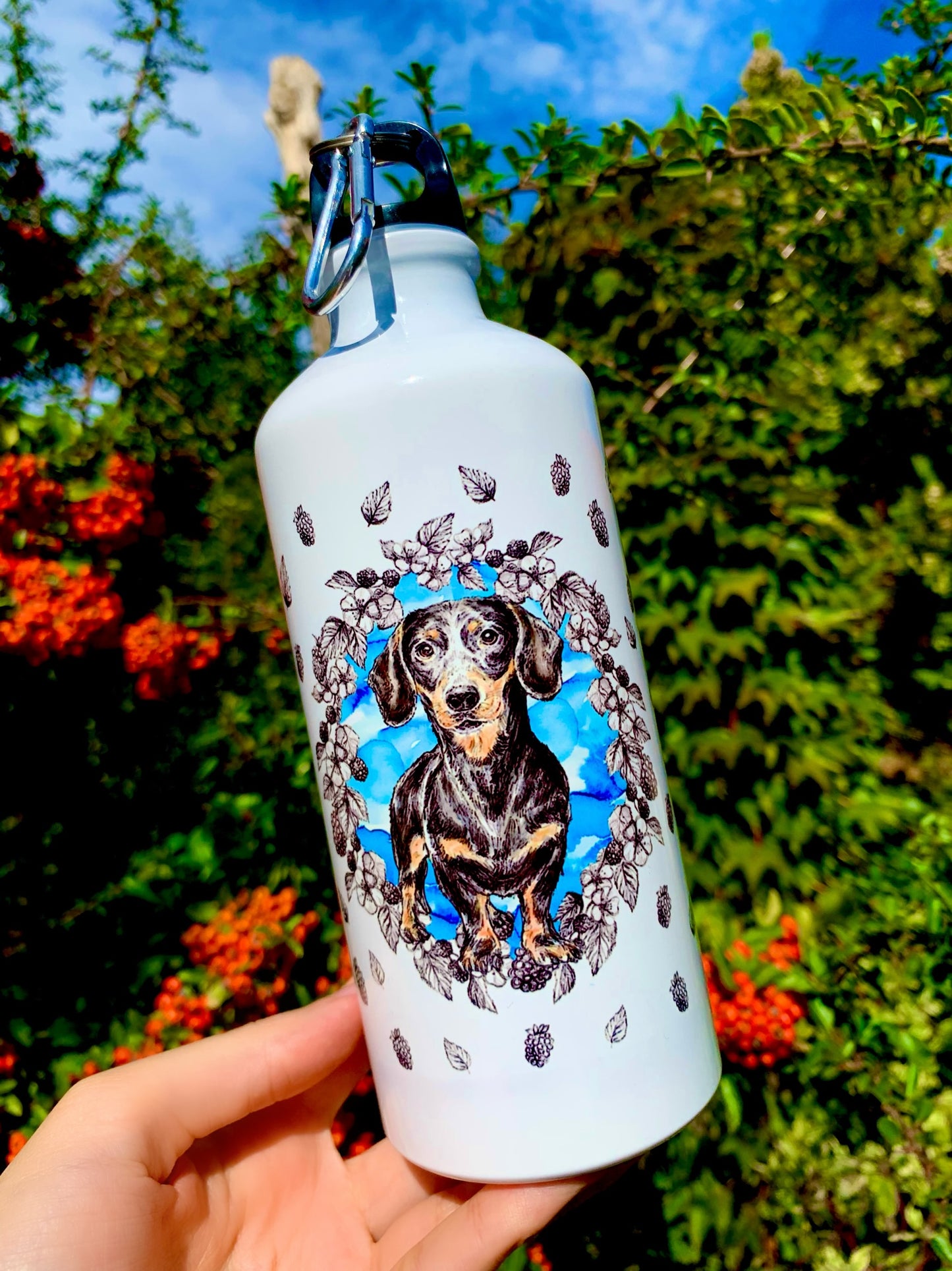 Ez az egyedi tacskós kulacs kifejezetten tacskó gazdik számára készült, akik értékelik a kézműves, eredeti kutyás mintákat. A nagy méret miatt egész napra elegendő vizet biztosít, így ideális munkahelyre, edzésre vagy utazáshoz. A prémium grafika és a tartós fém kivitel különleges ajándékká teszi.