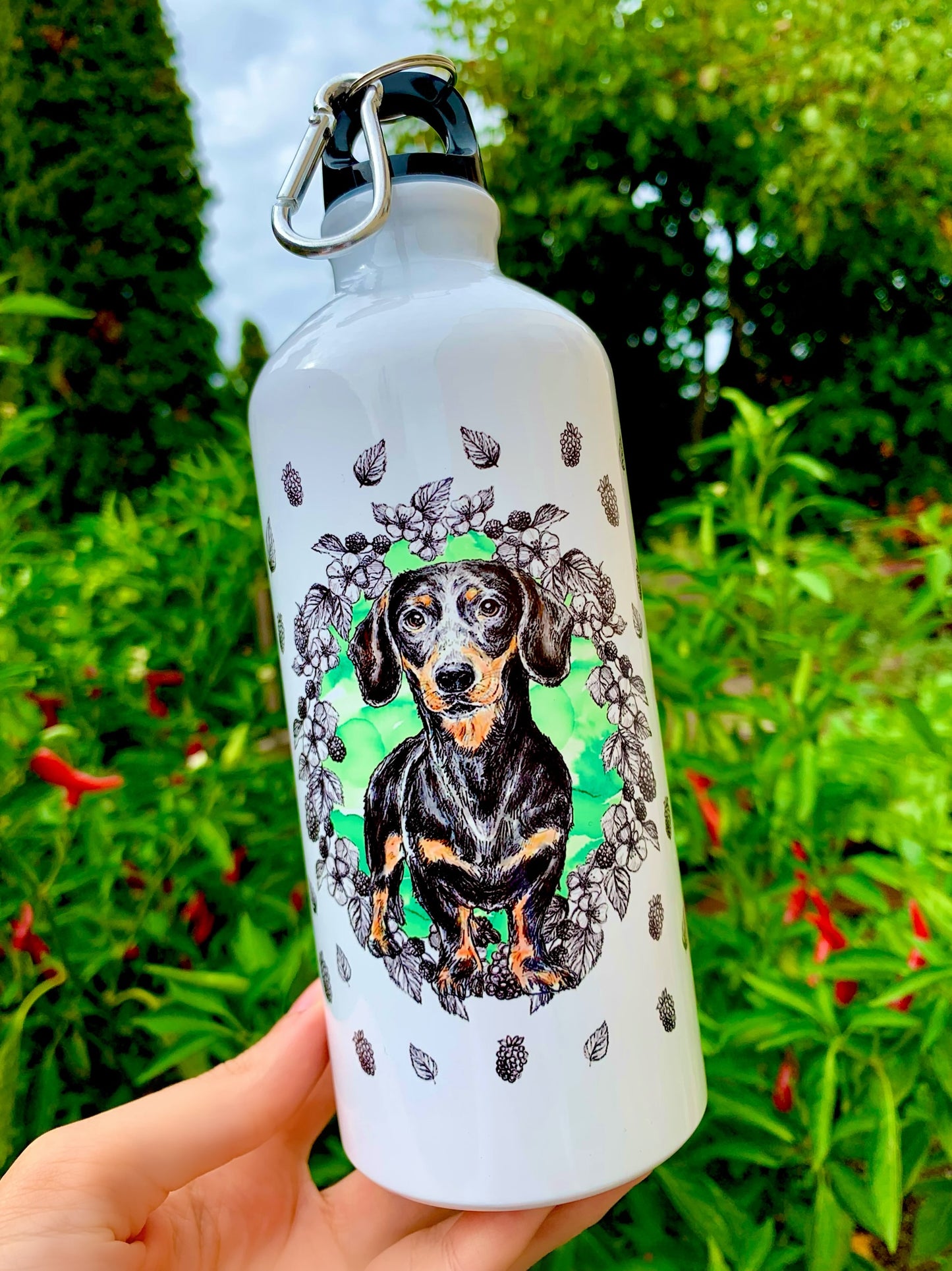 Pusztai Judit kézzel festett tacskó grafikájával díszített kulacs elegáns, szerethető és igazán egyedi darab. A 600 ml-es űrtartalomnak köszönhetően tökéletes választás hosszabb napokra, sétákra vagy utazásokra. Ajándéknak is tökéletes tacskót kedvelőknek.