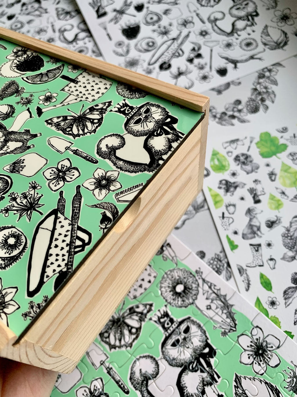 Apró kutya és kerti szerszám mintás puzzle kirakó gyerekeknek és felnőtteknek.