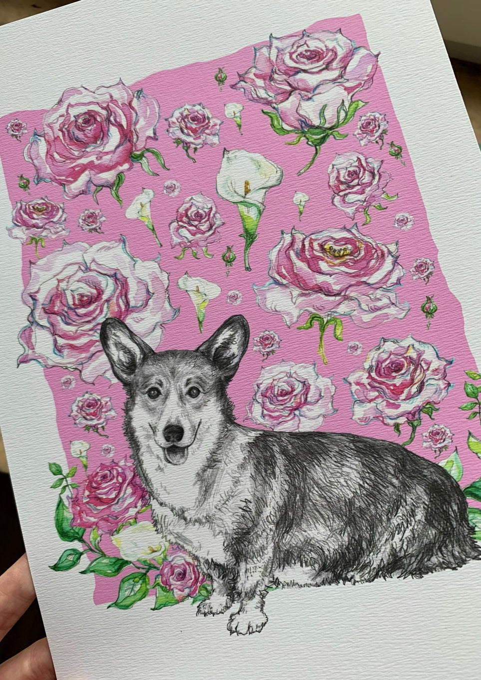 Corgi kutya mintás print, rózsaszín háttérrel és rózsákkal.