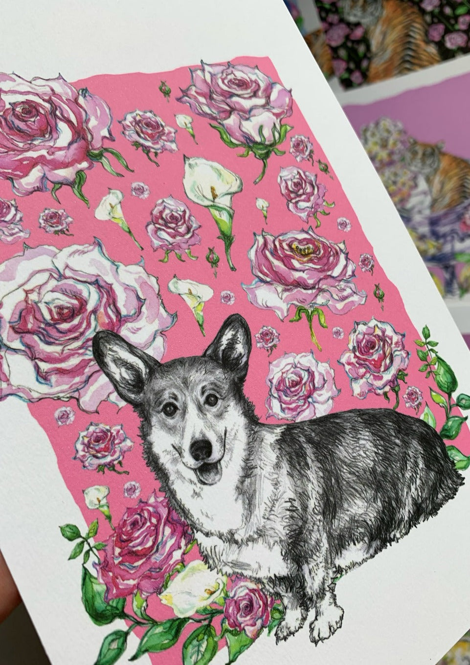 Corgi kutya mintás print, rózsaszín háttérrel és rózsákkal.