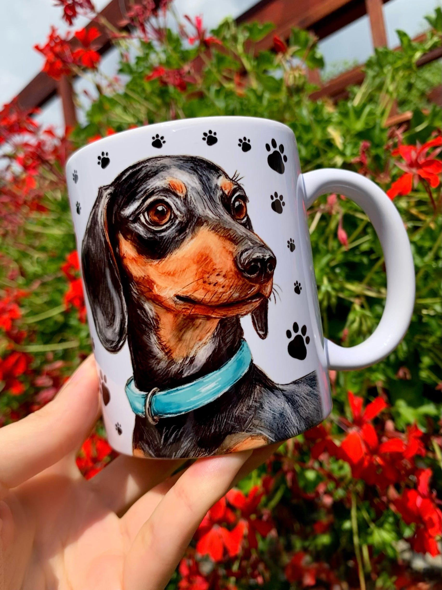 Magyar kézműves műhelyben készült tacskós kerámia bögre, akvarell technikával festett részletgazdag illusztrációval. Tökéletes ajándék tacskó fanoknak.