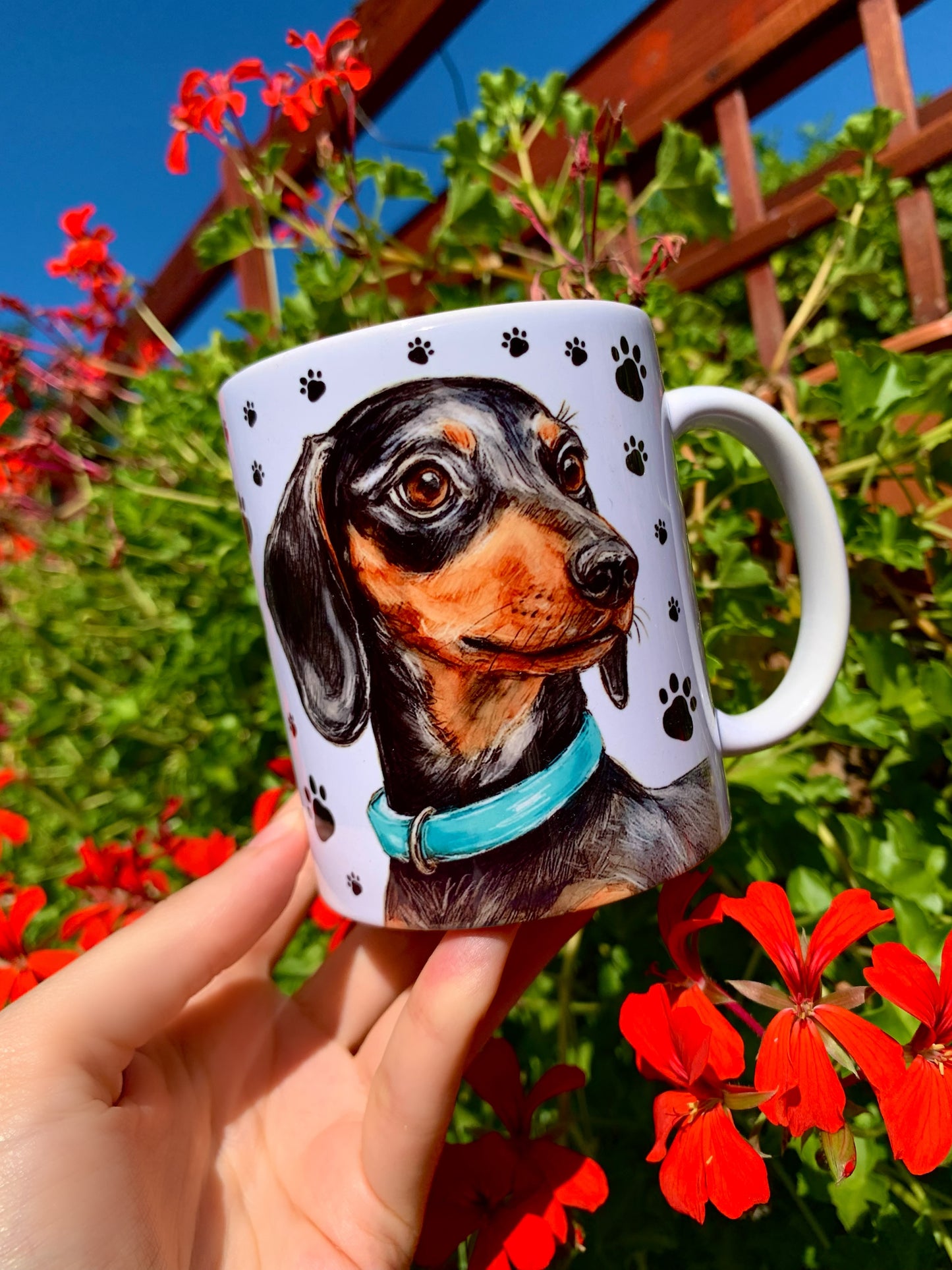 Kézműves tacskó mintás bögre, piros helyett friss mentazöld nyakörves tacskóval – modern, elegáns stílus, prémium kutyás ajándékként.