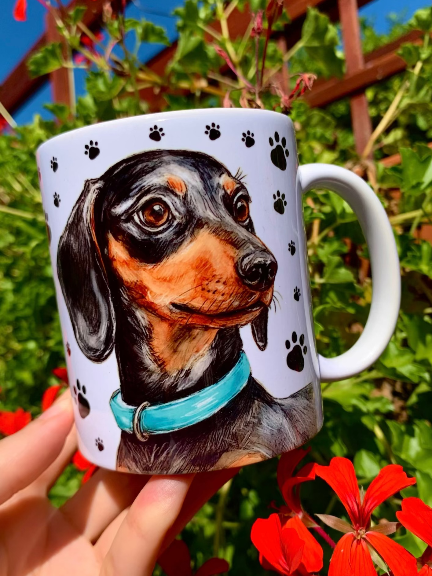 Kézzel festett tacskós kerámia bögre mentazöld nyakörves cser tacskó mintával, részletgazdag portréval és egész alakos kutyaillusztrációval, prémium kézműves ajándék.