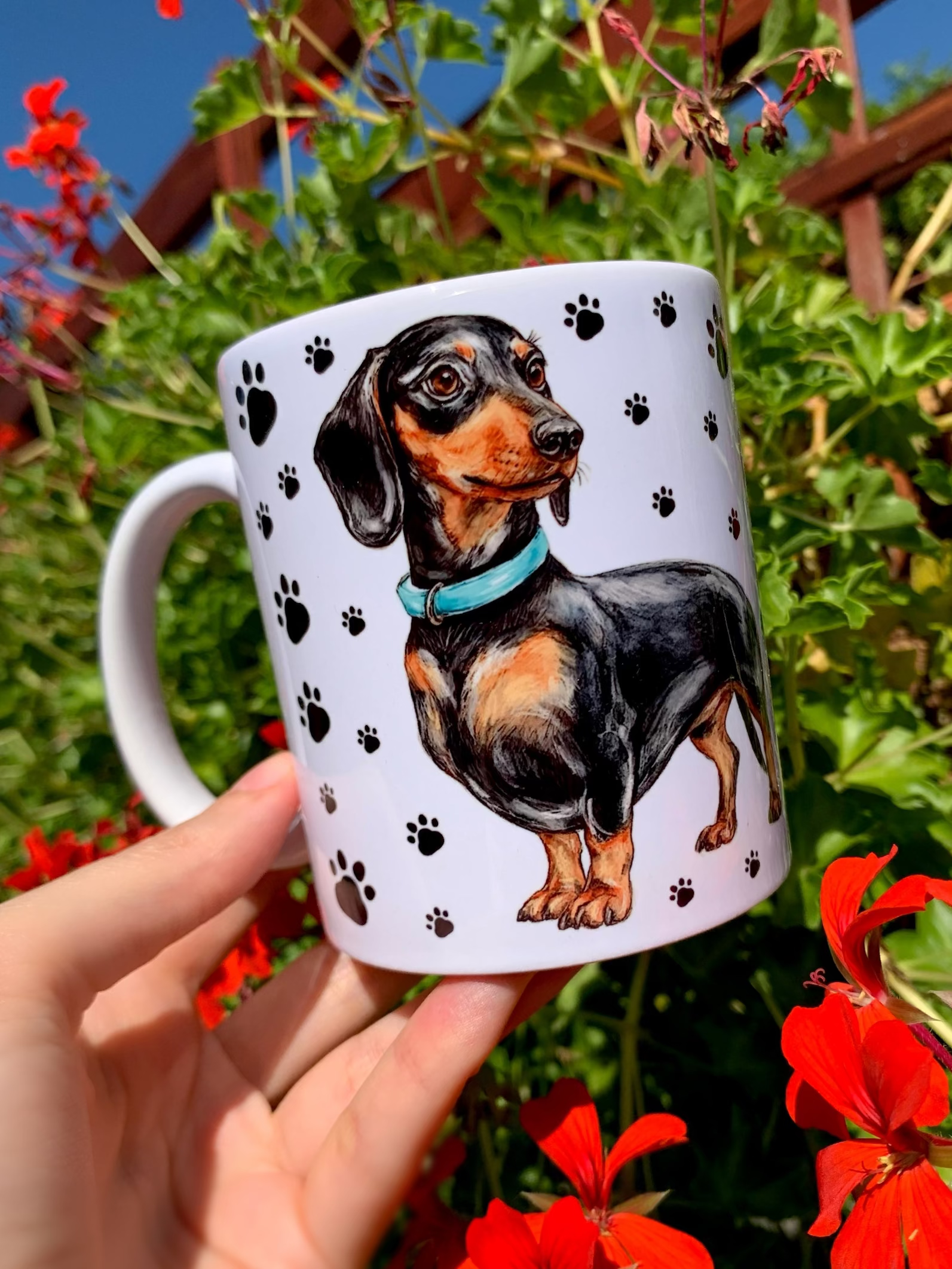 Limitált kiadású kézzel festett kutyás bögre, kétoldalas tacskó mintával és apró mancsnyomokkal. Prémium kézműves ajándék kutyabarátoknak.