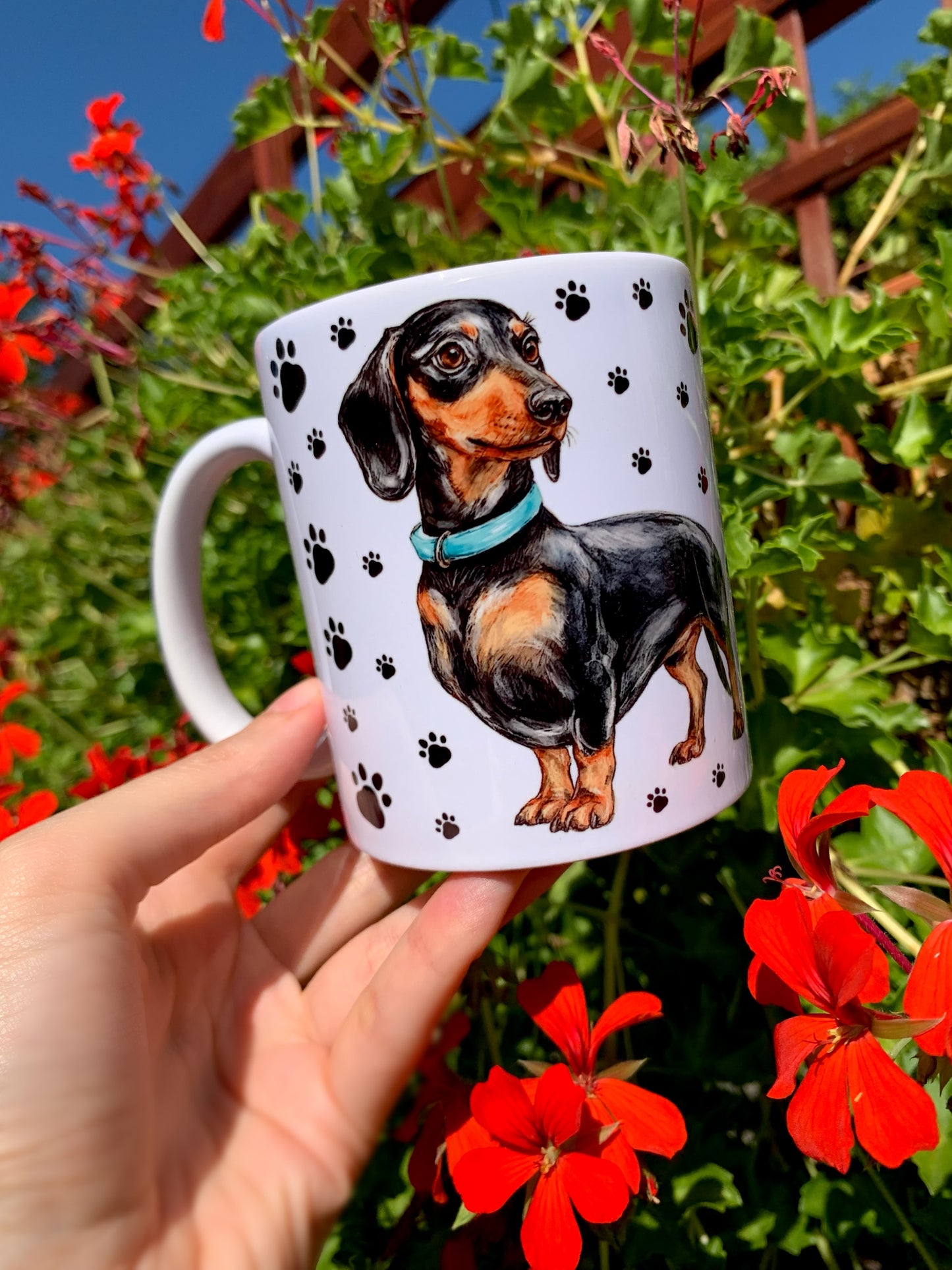 Egyedi cser tacskós bögre, kézzel festett akvarell illusztrációval, fehér alapon fekete mancsnyom mintákkal – tökéletes ajándék tacskós gazdiknak.