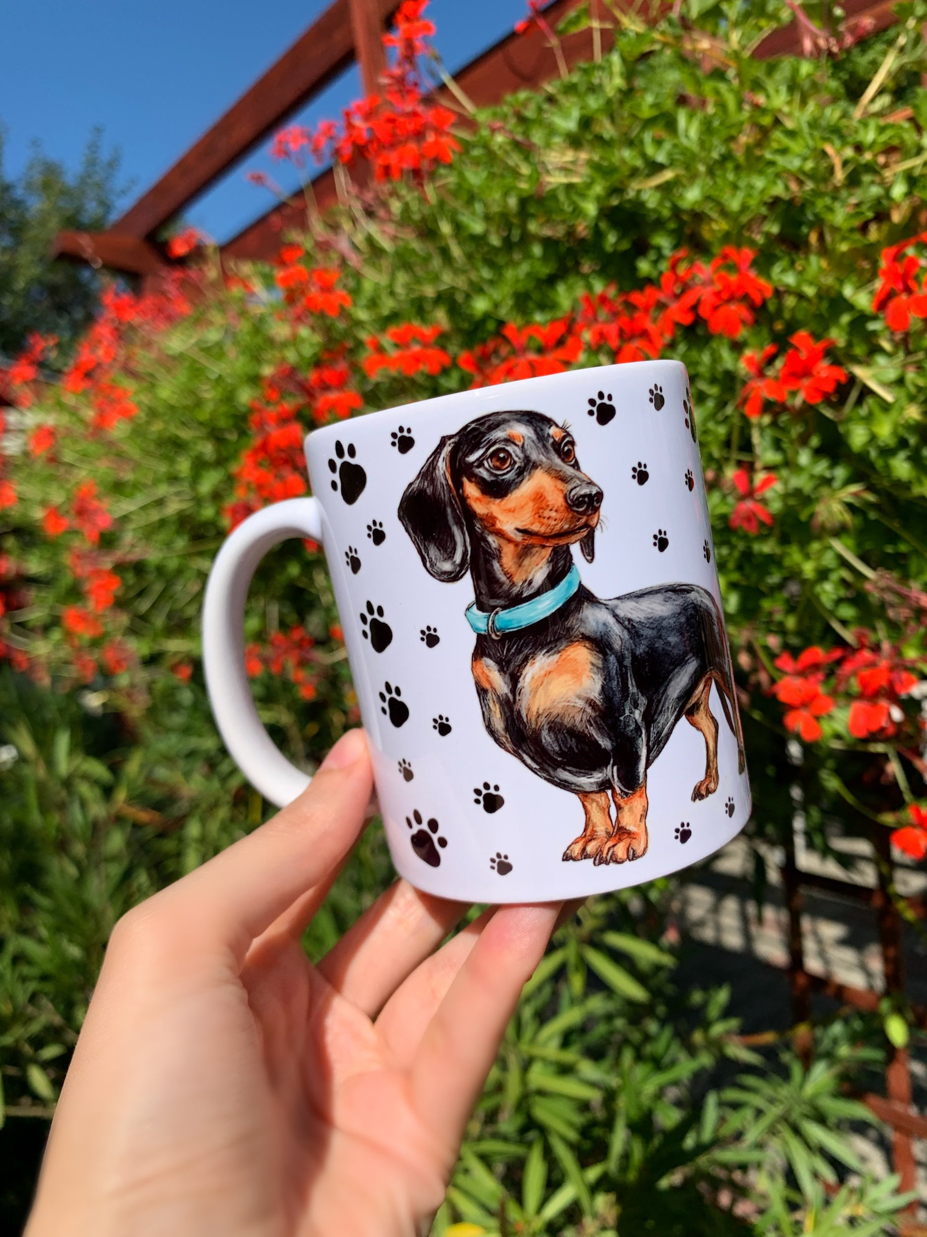 Részletgazdag tacskó portré bögre, kézzel festett akvarell illusztrációval, mancsnyomos háttérrel, ideális ajándék tacskós gazdiknak és gyűjtőknek.