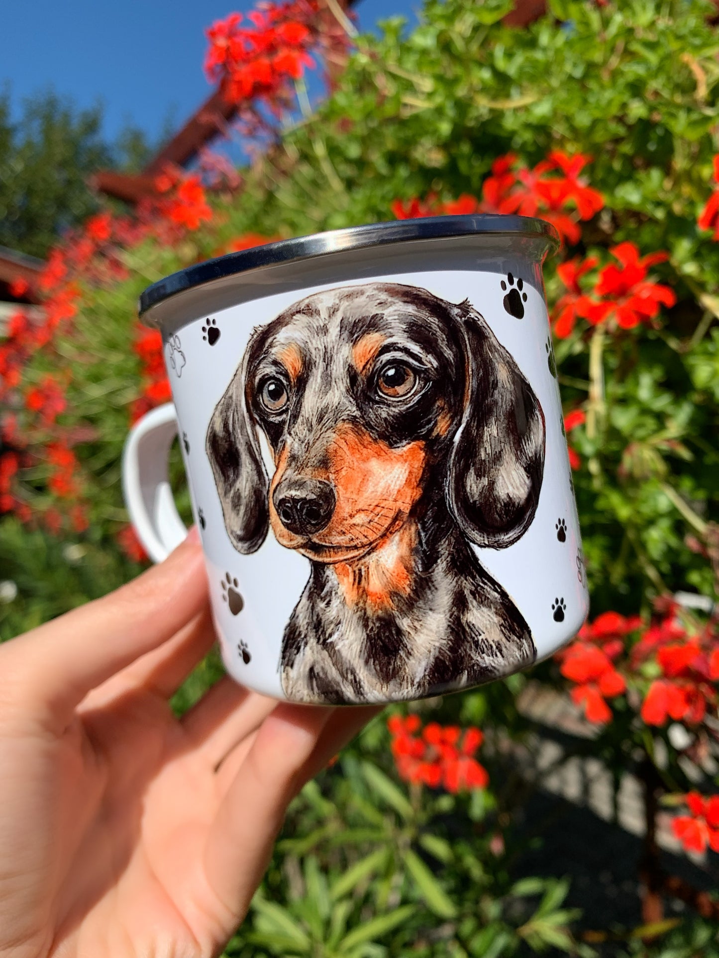 Tacskó mintás bögre kézzel festett merle illusztrációval, fekete mancs mintával és akvarell színátmenetekkel. Egyedi kézműves ajándék tacskó gazdiknak, otthonra vagy túrázáshoz.