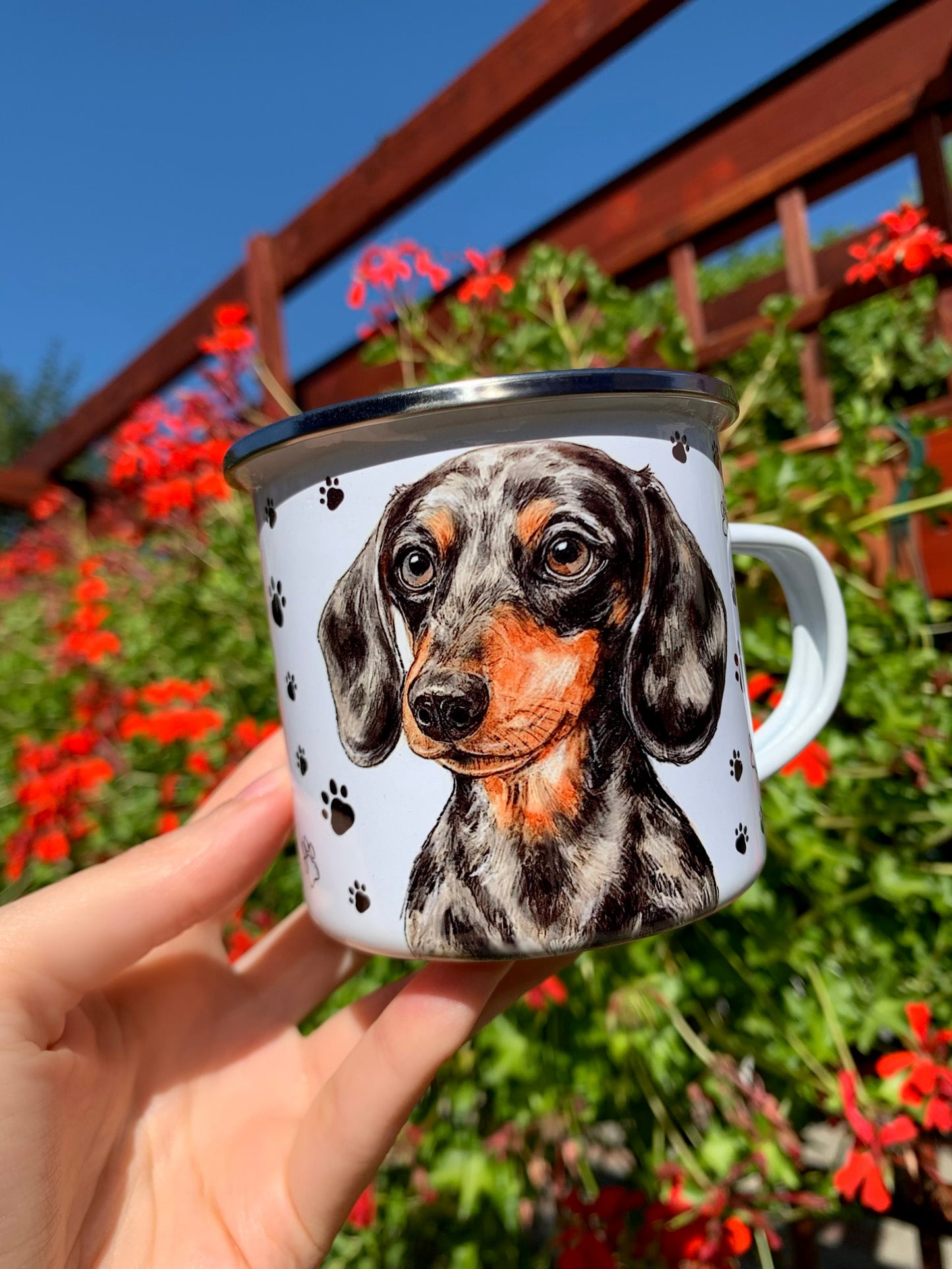 Prémium tacskós fém bögre – részletgazdag, akvarell technikával festett merle tacskó portréval. A legszebb tacskós ajándék, amely tökéletes meglepetés minden kutyabarát számára.