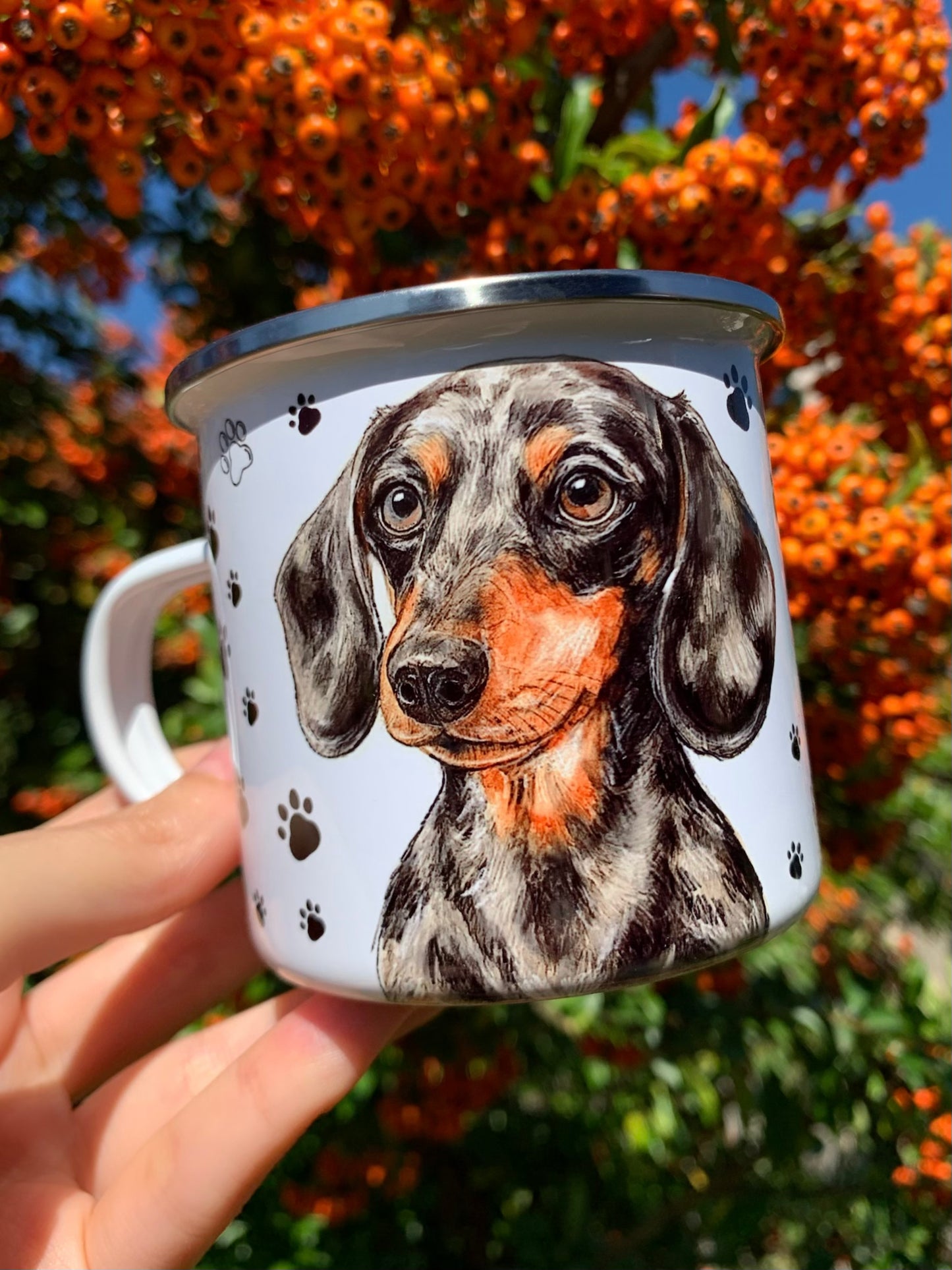 Tacskós bögre merle foltos kutyaportréval, kézzel festett, részletgazdag illusztrációval. Prémium minőség, akvarell stílus, tökéletes kutyás ajándék születésnapra vagy karácsonyra.