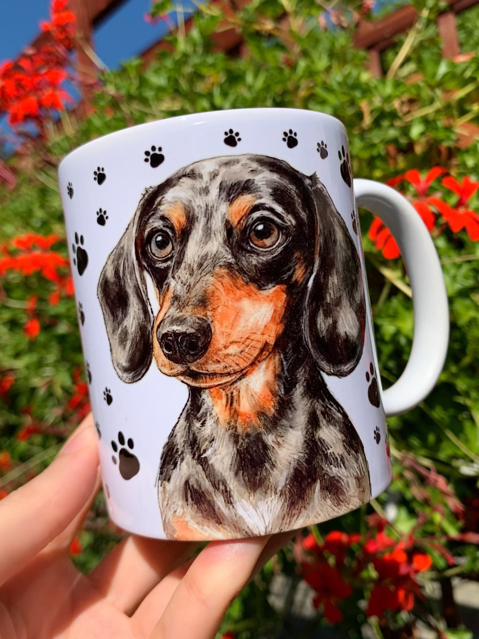 Kézzel festett merle tacskós kerámia bögre, részletgazdag szürke-barna-fekete foltos kutyaillusztrációval, prémium kézműves ajándék tacskós gazdiknak.