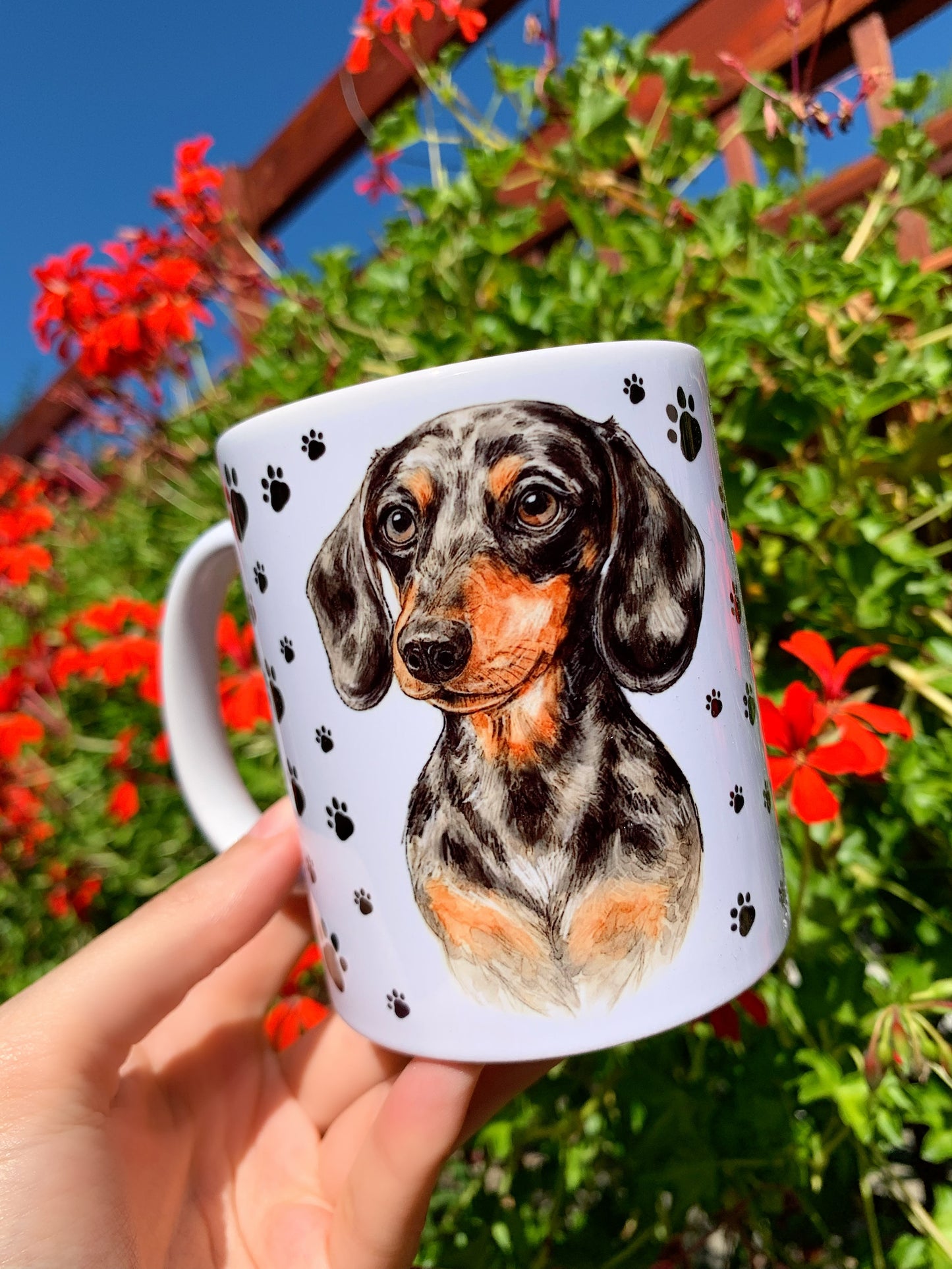 Prémium kézműves kutyás bögre, részletgazdag merle tacskó mintával, ideális ajándék tacskó fanoknak és kutyabarátoknak.