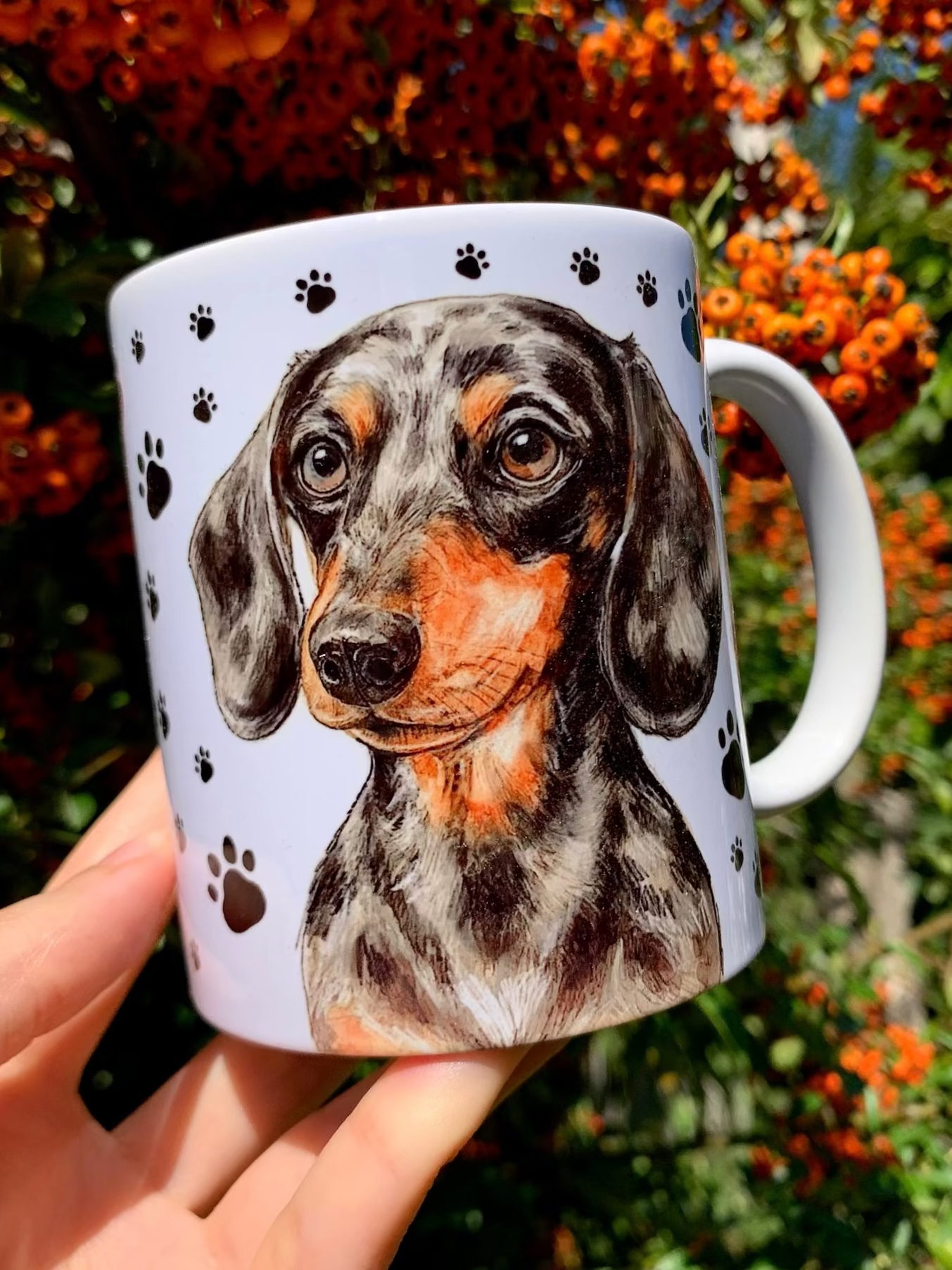 Prémium kézműves kutyás bögre, részletgazdag merle tacskó mintával, ideális ajándék tacskó fanoknak és kutyabarátoknak.