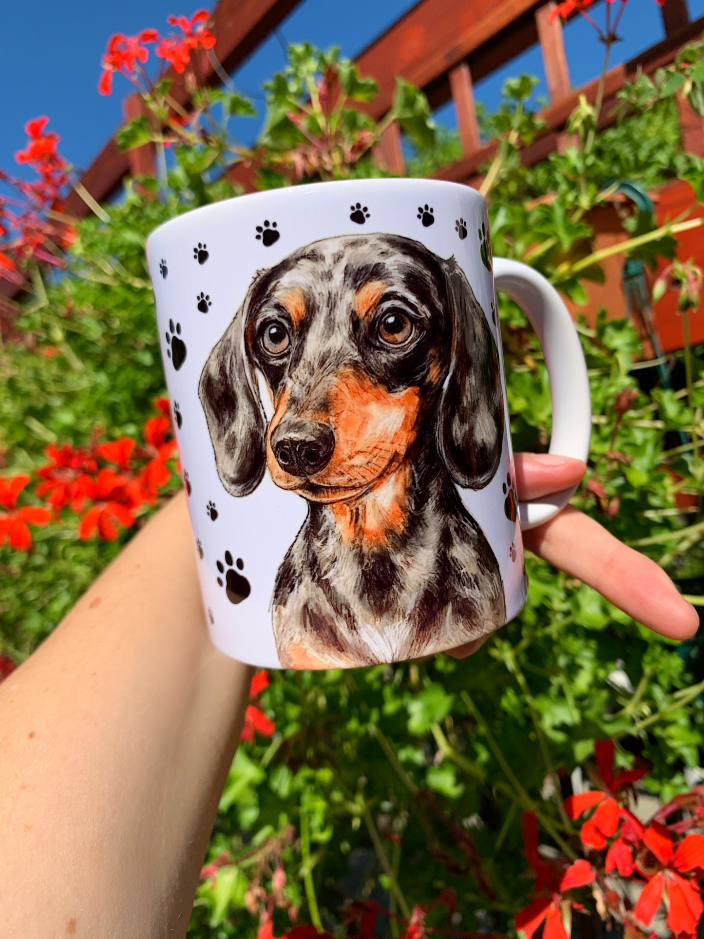 Részletgazdag kézműves tacskós bögre, merle színű tacskó portréval és egész alakos illusztrációval, prémium kutyás ajándékként.