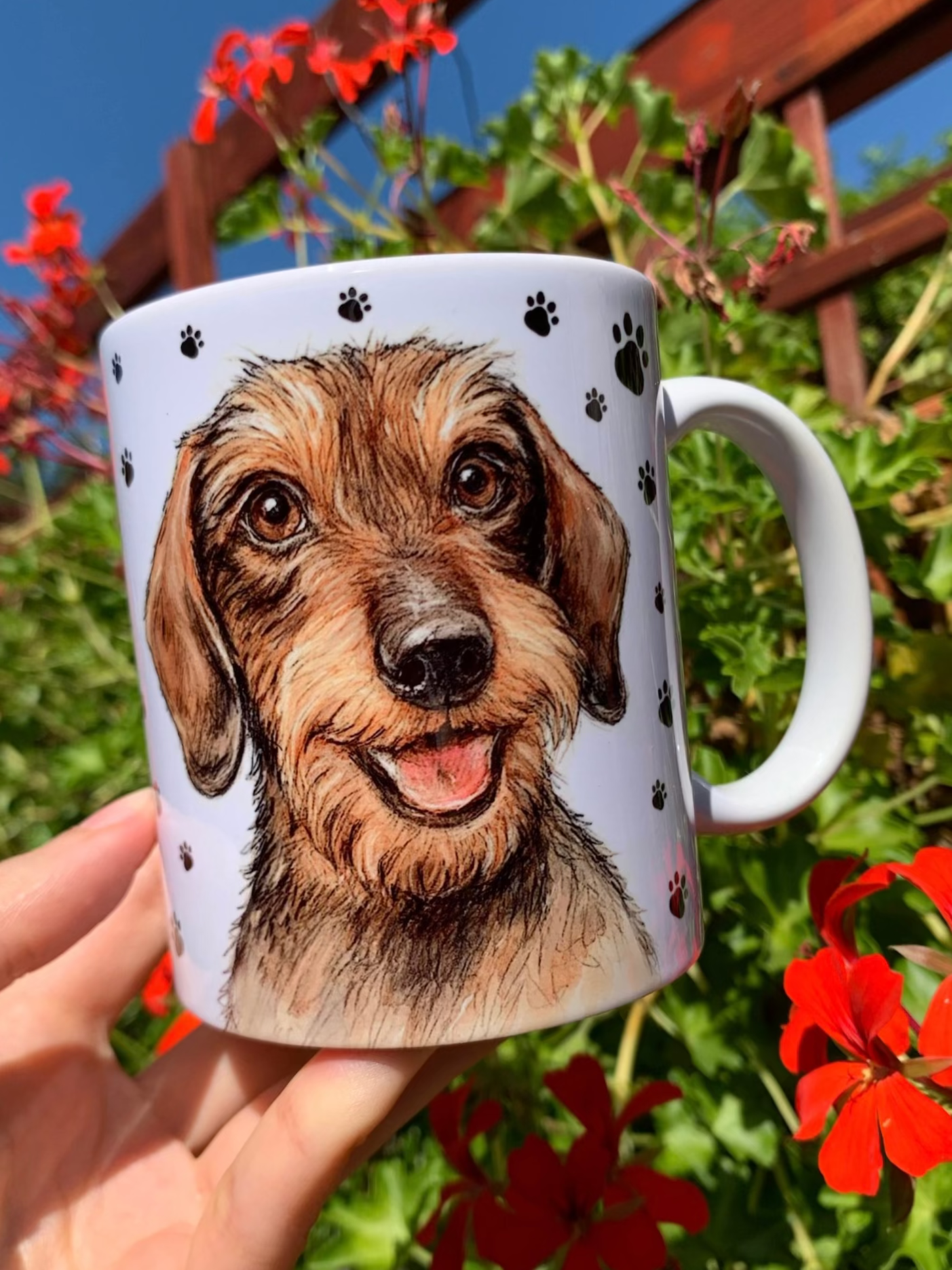 Limitált kiadású kézműves tacskós bögre, részletgazdag akvarell festéssel, finom ecsetvonásokkal, mancsnyomos mintával.