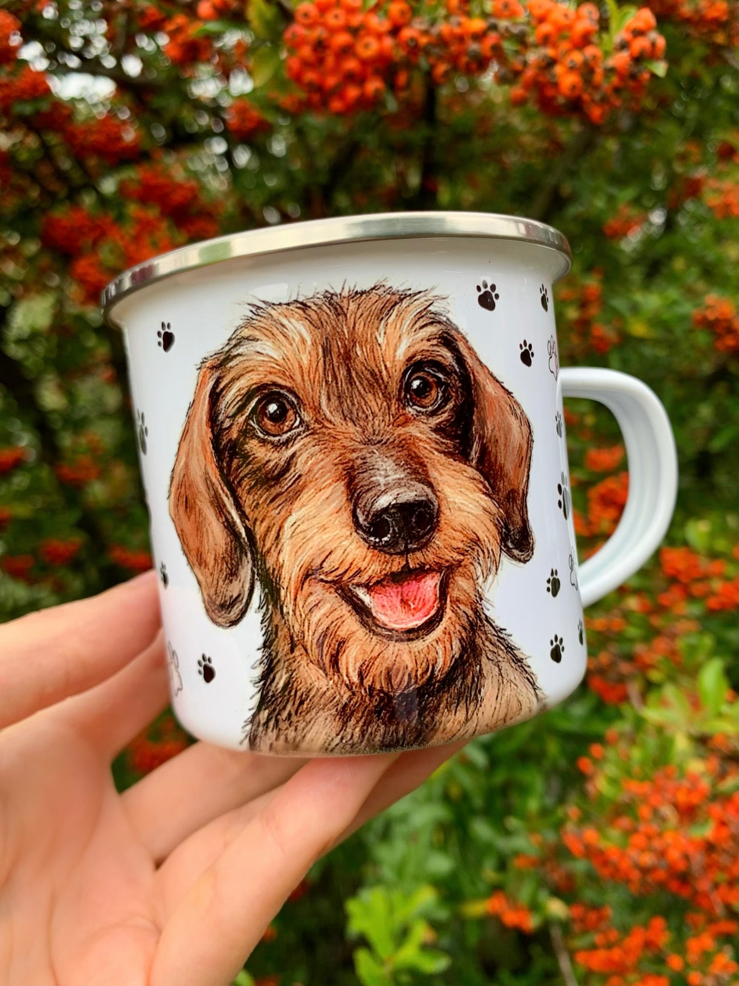 Finoman megfestett szálkásszőrű tacskó portré bögre kézzel rajzolt akvarell részletekkel, a fajta hűséges, kedves karakterét ábrázolva.