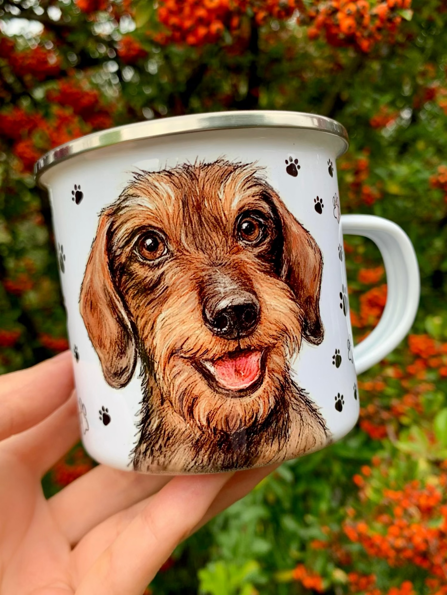 Kézzel festett, prémium szálkásszőrű tacskós fém bögre részletgazdag akvarell portréval és egész alakos kutyaillusztrációval. Tökéletes kézműves ajándék tacskós gazdiknak és kutyabarátoknak.