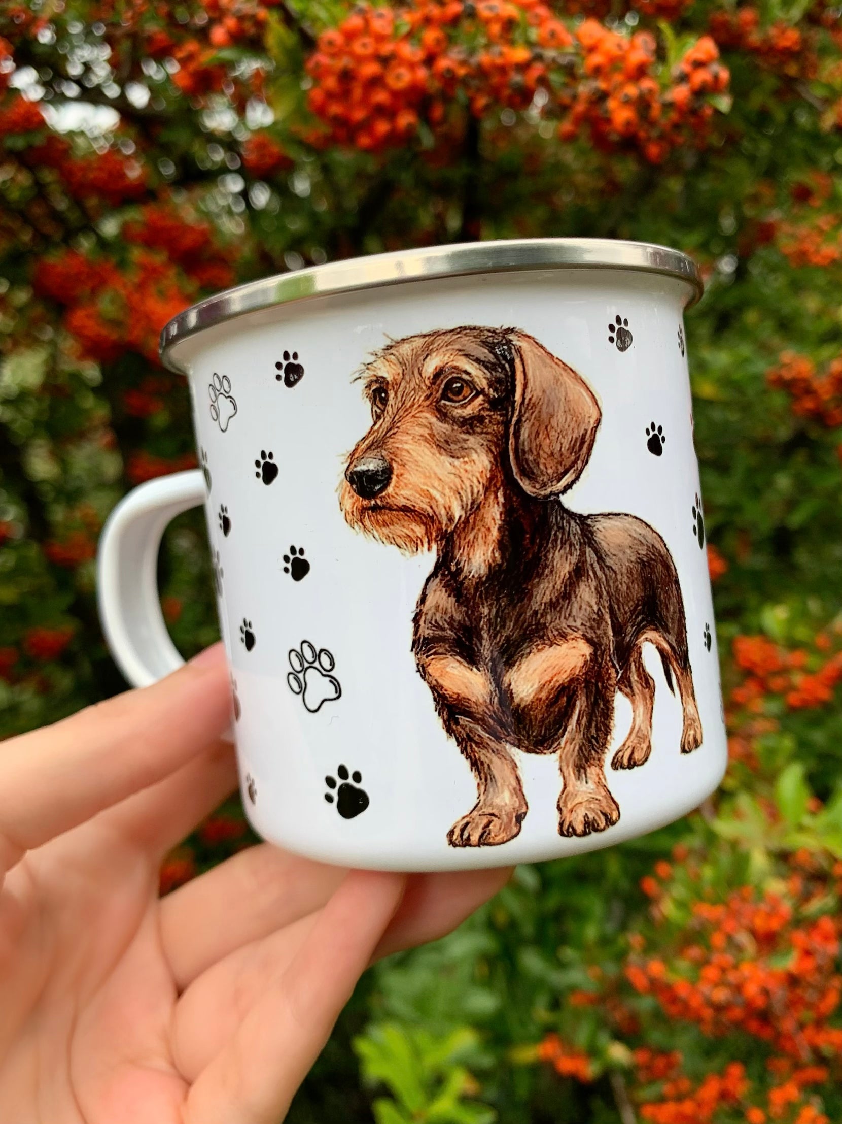 Részletgazdag tacskós portré bögre kétoldalas mintával: közelről megfestett tacskó fej, másik oldalon egész alakos illusztráció. Limitált kézműves ajándék kutyabarátoknak.