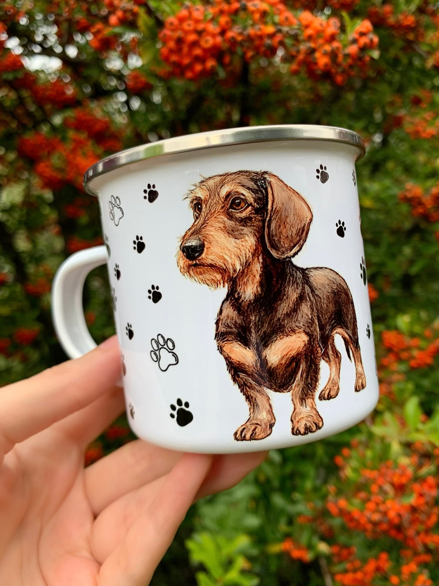 Egyedi tacskó mintás bögre fehér alapon, fekete mancsnyomokkal és szálkásszőrű tacskó portréval. Igazi prémium kutyás ajándéktárgy a legnagyobb tacskórajongóknak.