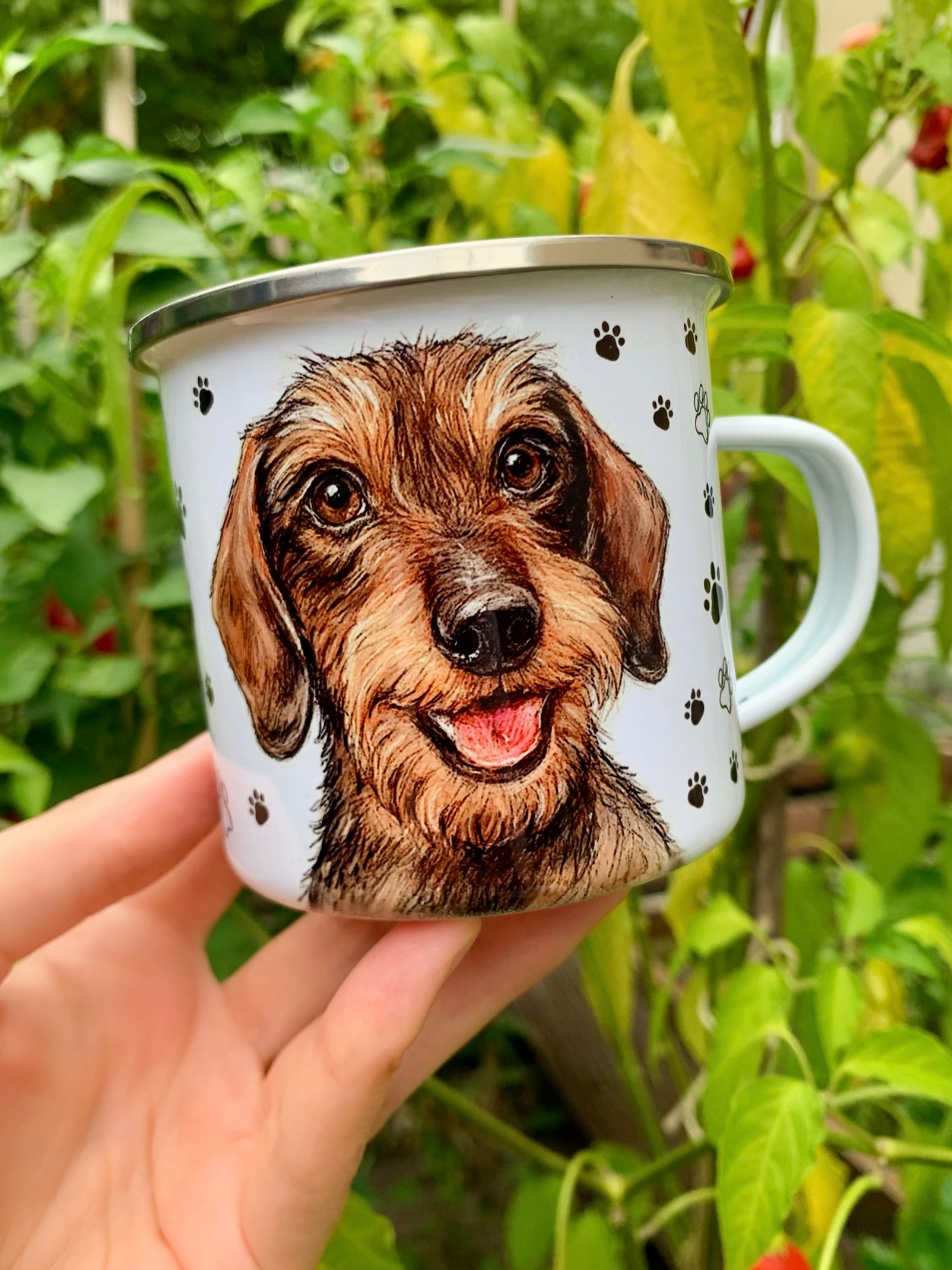 Kézzel festett tacskó mintás bögre szálkásszőrű kutya grafikával, akvarell színátmenetekkel és fekete mancs mintával. Egyedi kézműves kutyás ajándék.