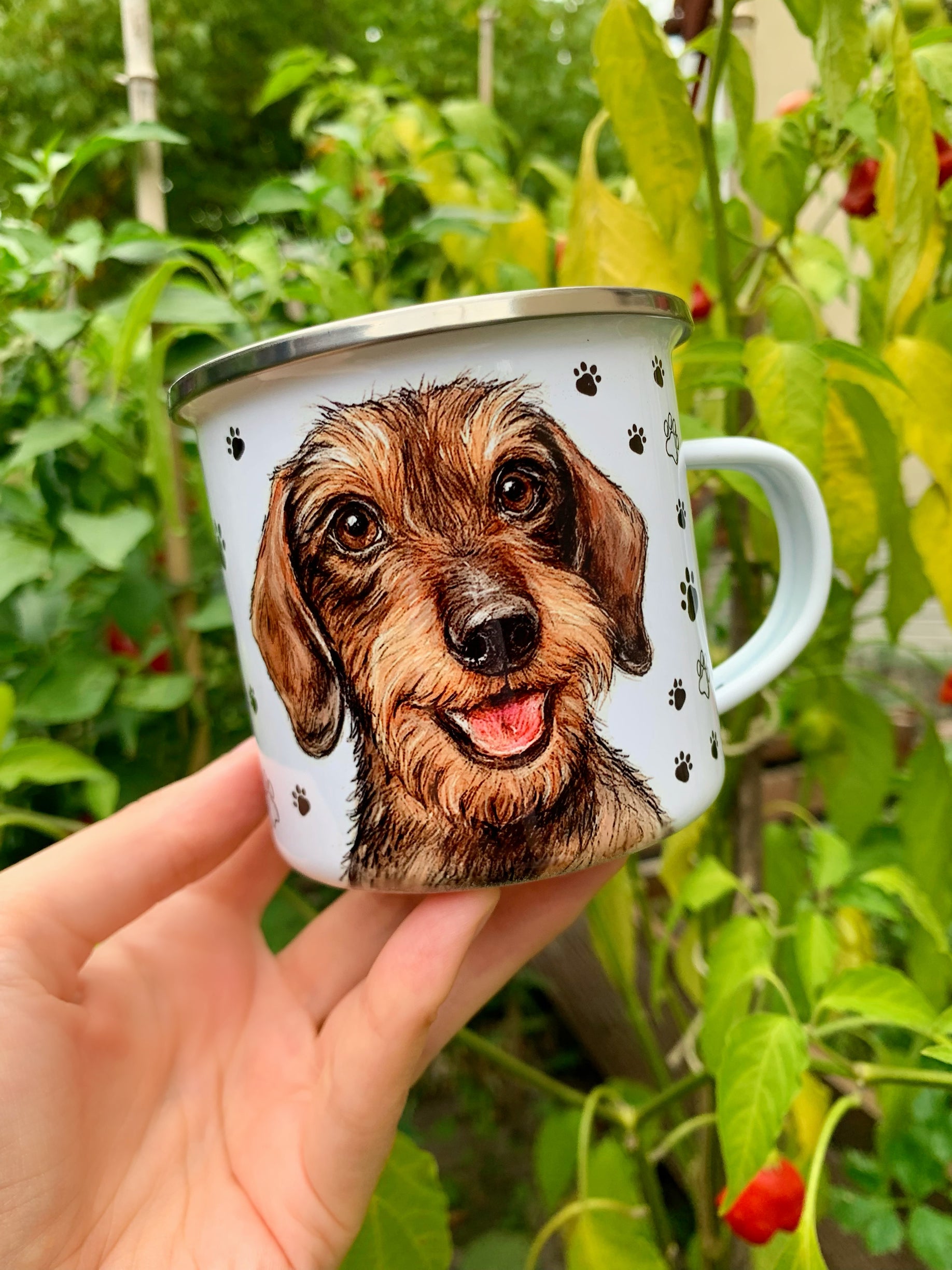 kézzel fesettt prémium szálkásszőrű tacskós bögre. Kézzel festett, prémium szálkásszőrű tacskós fém bögre részletgazdag akvarell portréval és egész alakos kutyaillusztrációval. Tökéletes kézműves ajándék tacskós gazdiknak és kutyabarátoknak.