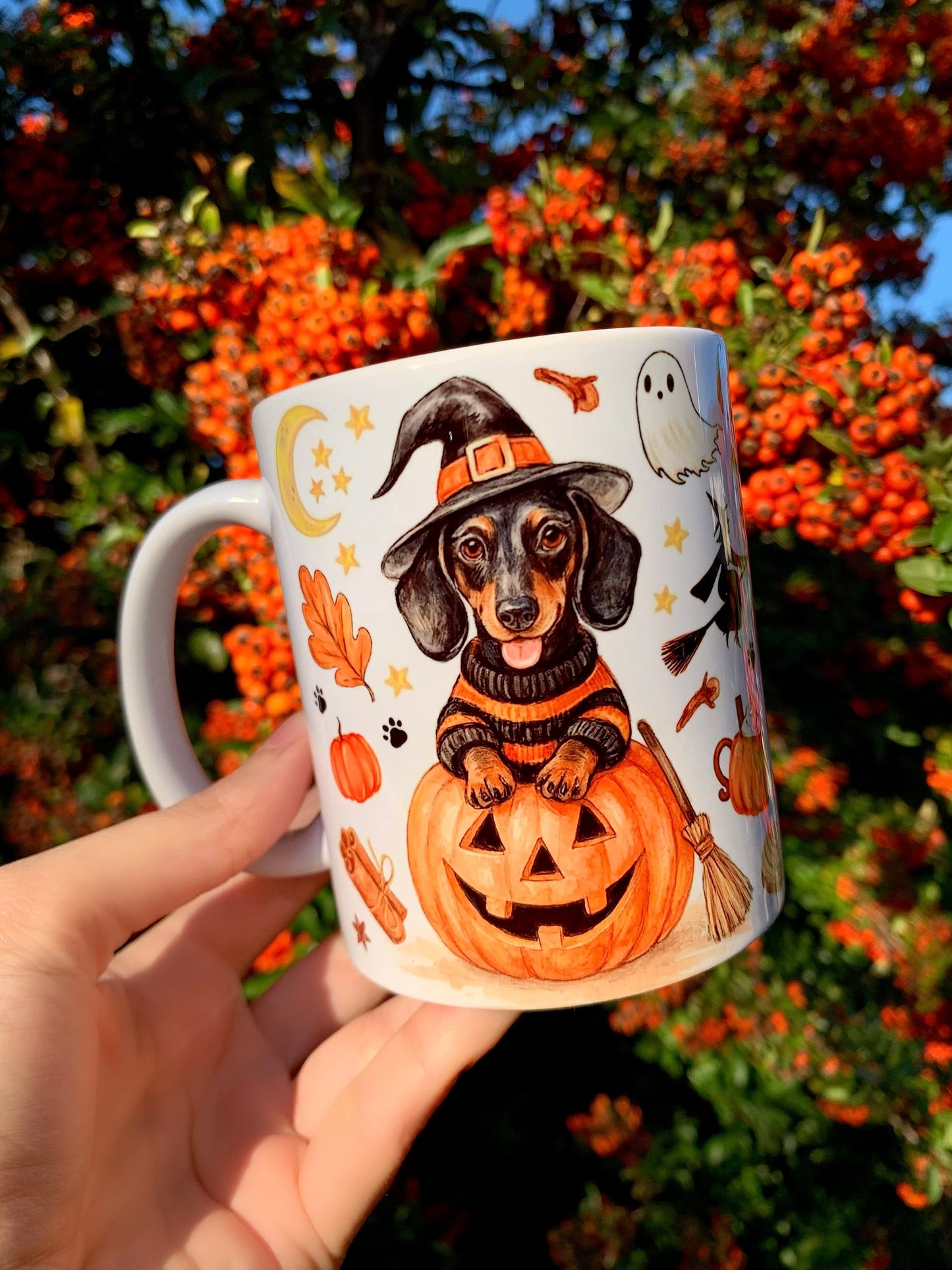 Kézzel festett és rajzolt halloweeni tacskós bögre, különleges akvarell stílusban, cser tacskóval és boszorkányos sütőtök mintákkal, prémium minőségű ajándék kutyabarátoknak.