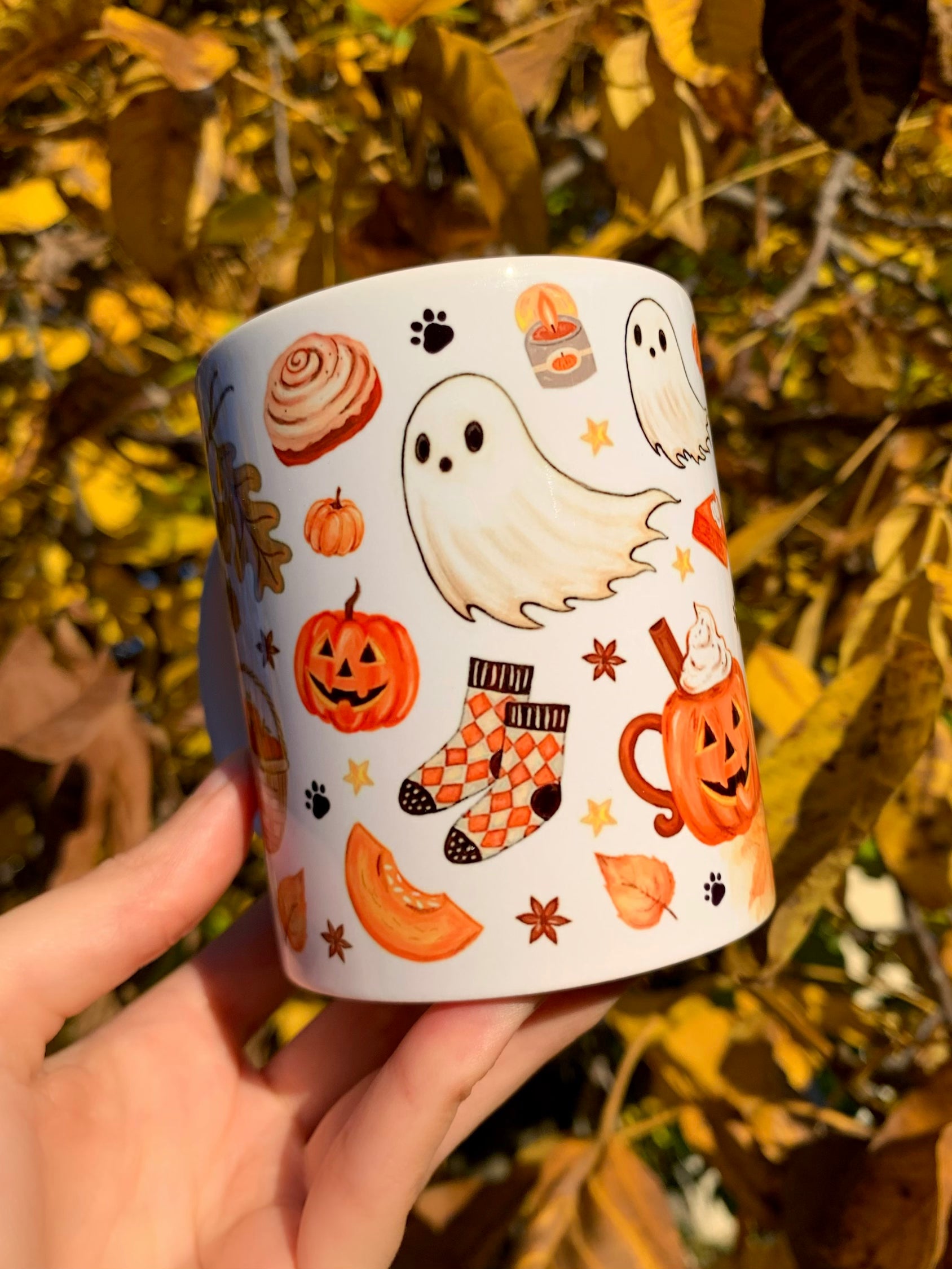 Limitált kiadású, kézműves Halloween tacskós bögre szellemes és tökös mintákkal, sárga sálas tacskóval és levelekkel díszítve. 🎃 Tökéletes őszi ajándék kutyabarátoknak. 🍂