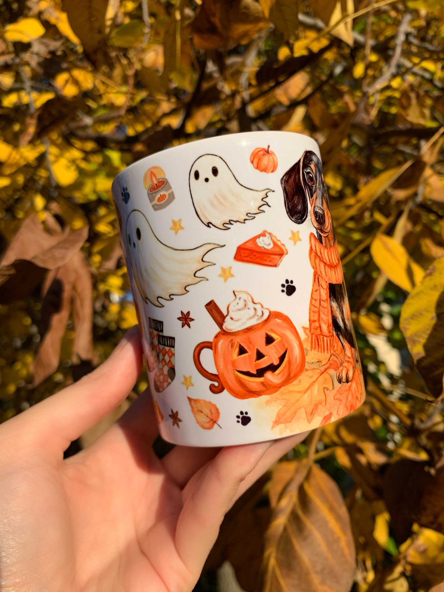 Egyedi Halloweeni tacskós ajándék, bögrére festett cser tacskóval, pumpkin pie és fahéjas csiga motívumokkal. ☕🎃 Tökéletes választás tacskó gazdiknak és kutyás szeretteidnek.