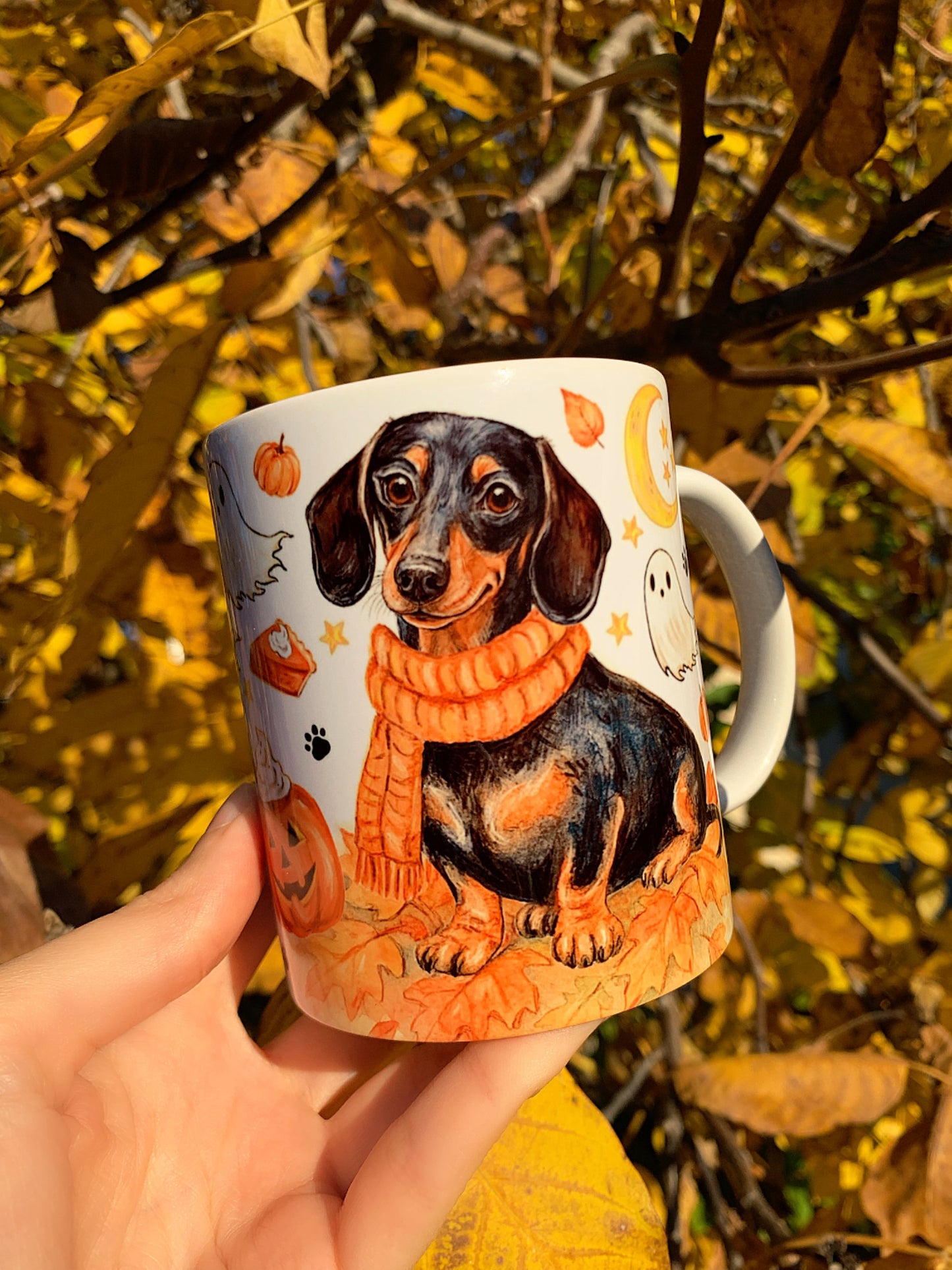 Egyedi Halloweeni kutyás bögre, amelyen cser tacskó, sütőtökök, szellemek és őszi levelek elevenednek meg. 🎃 Kézzel festett, iparművészeti minőségű ajándék minden kutyabarát számára. 🐾