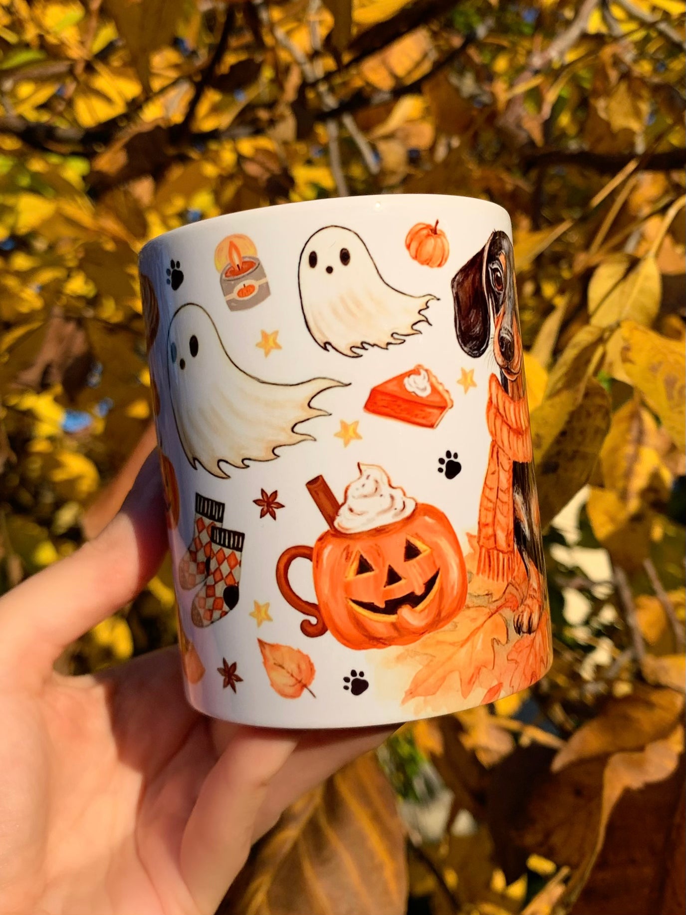 Tacskós bögre Halloweenre – kézzel festett kutyás illusztrációval, pumpkin pie és szellemes őszi motívumokkal. 🎃 Tökéletes kézműves ajándék gazdiknak és kutyakedvelőknek. ☕🐶