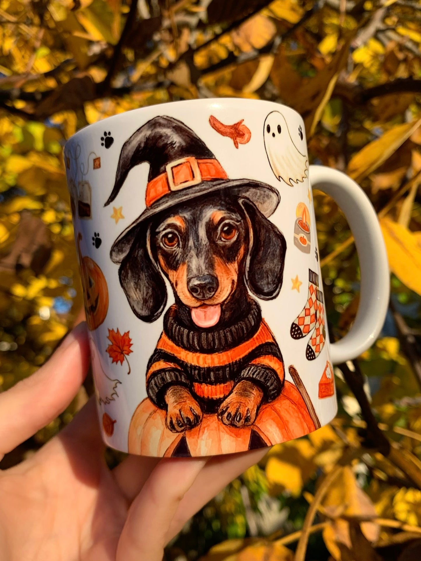 Tacskó mintás halloweeni kerámia bögre, kézzel festett boszorkány kalapos tacskó grafikával, pumpkin spice latte, tök és szellem motívumokkal, prémium kézműves ajándék.