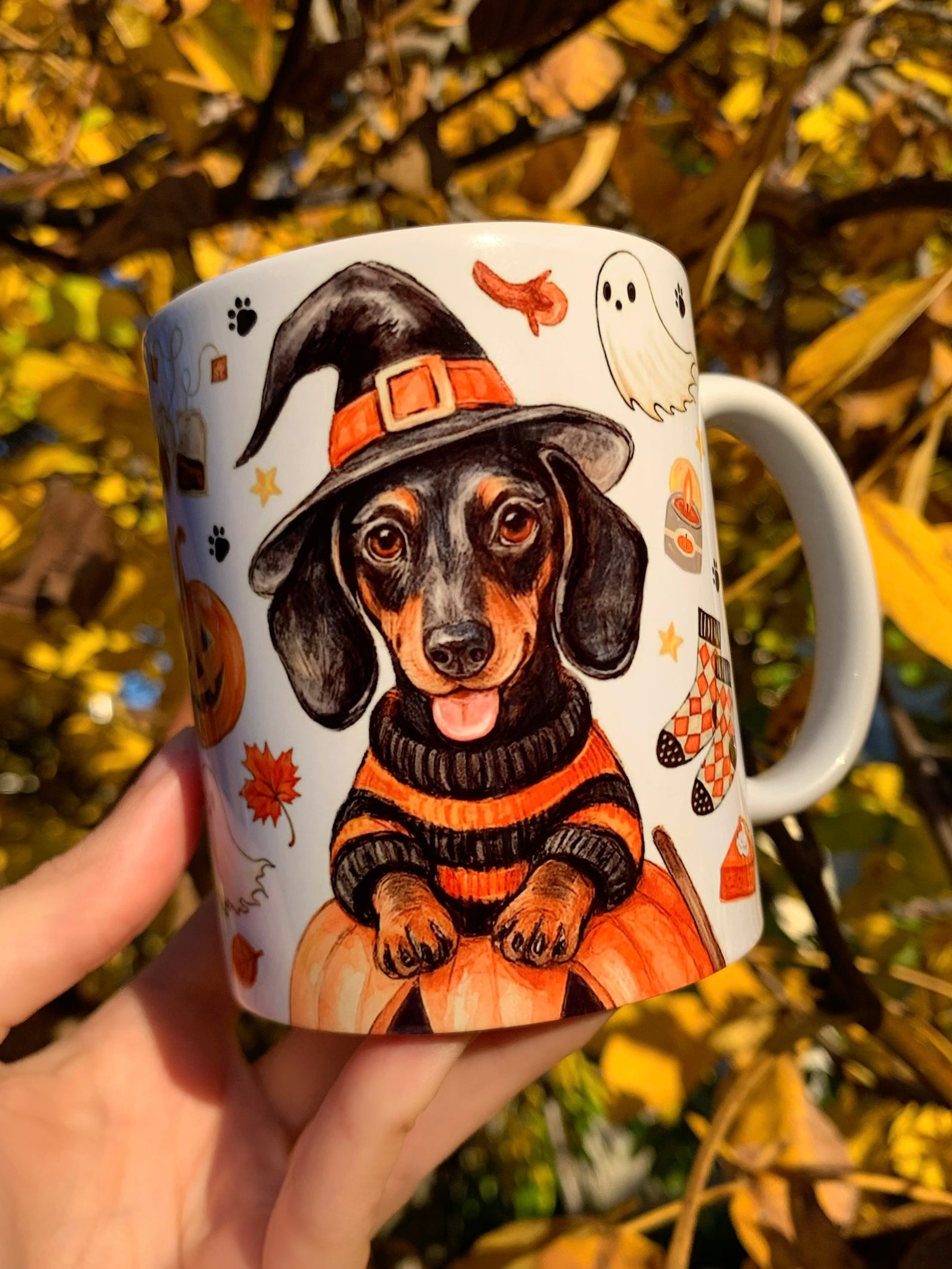 Tacskó mintás halloweeni kerámia bögre, kézzel festett boszorkány kalapos tacskó grafikával, pumpkin spice latte, tök és szellem motívumokkal, prémium kézműves ajándék.