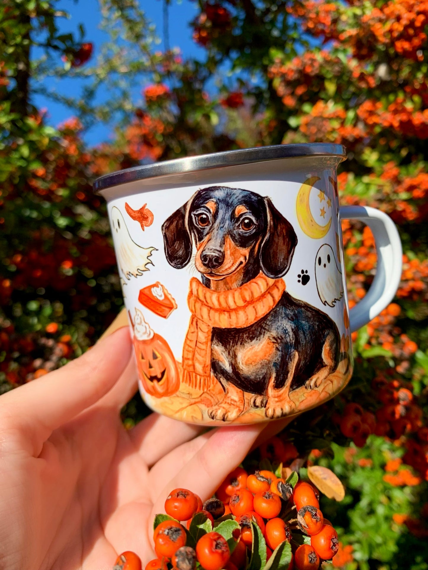 Kézzel festett, Halloween Tacskós bögre, amely a meleg otthonosság és a kutyás szeretet jegyében készült. Pumpkin spice latte, sütőtök és tacsi – minden őszi pillanathoz. ☕🎃