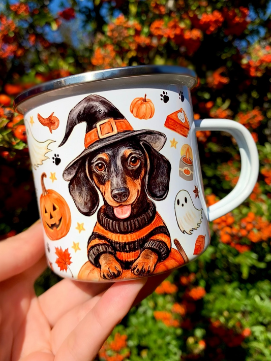 Halloweeni Tacskós fém bögre – kézzel festett cser tacskóval, sárga kötött sállal, sütőtökökkel, szellemekkel és őszi levelekkel díszítve. Prémium, egyedi kézműves ajándék tacskórajongóknak. 🎃🐶

Egyedi, iparművészeti tacskós bögre, amelyen sárga sálas cser tacskó, pumpkin pie, fahéjas csiga és vidám Halloween motívumok idézik az őszi hangulatot. Tökéletes ajándék kutyás gazdiknak. ☕🍂