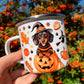 Halloweeni tacskós bögre pumpkin, szellem és boszis illusztrációval. Akvarelles őszi tacsi grafika kutyabarátoknak és tacskó gazdiknak.