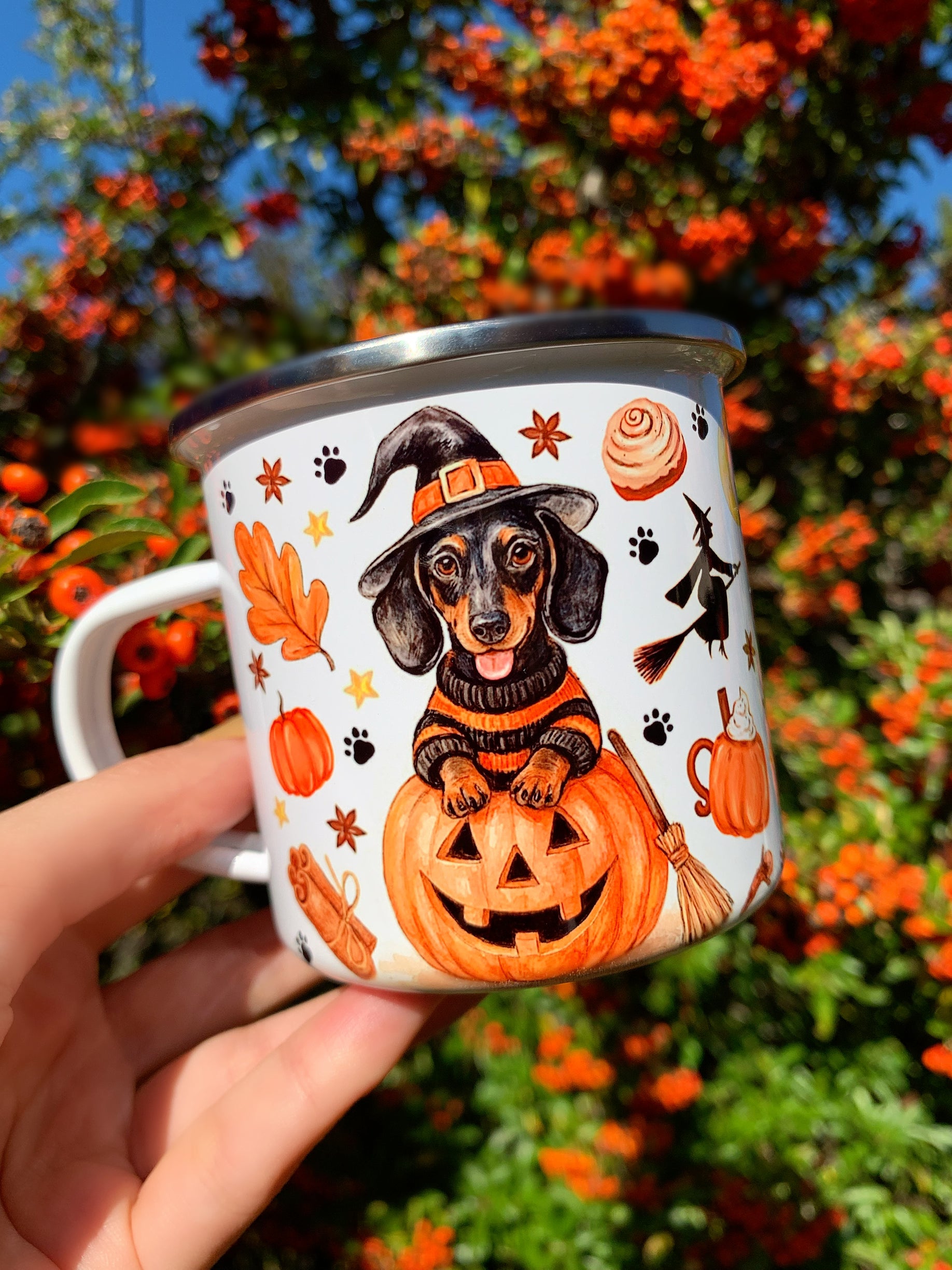 Halloweeni tacskós bögre pumpkin, szellem és boszis illusztrációval. Akvarelles őszi tacsi grafika kutyabarátoknak és tacskó gazdiknak.