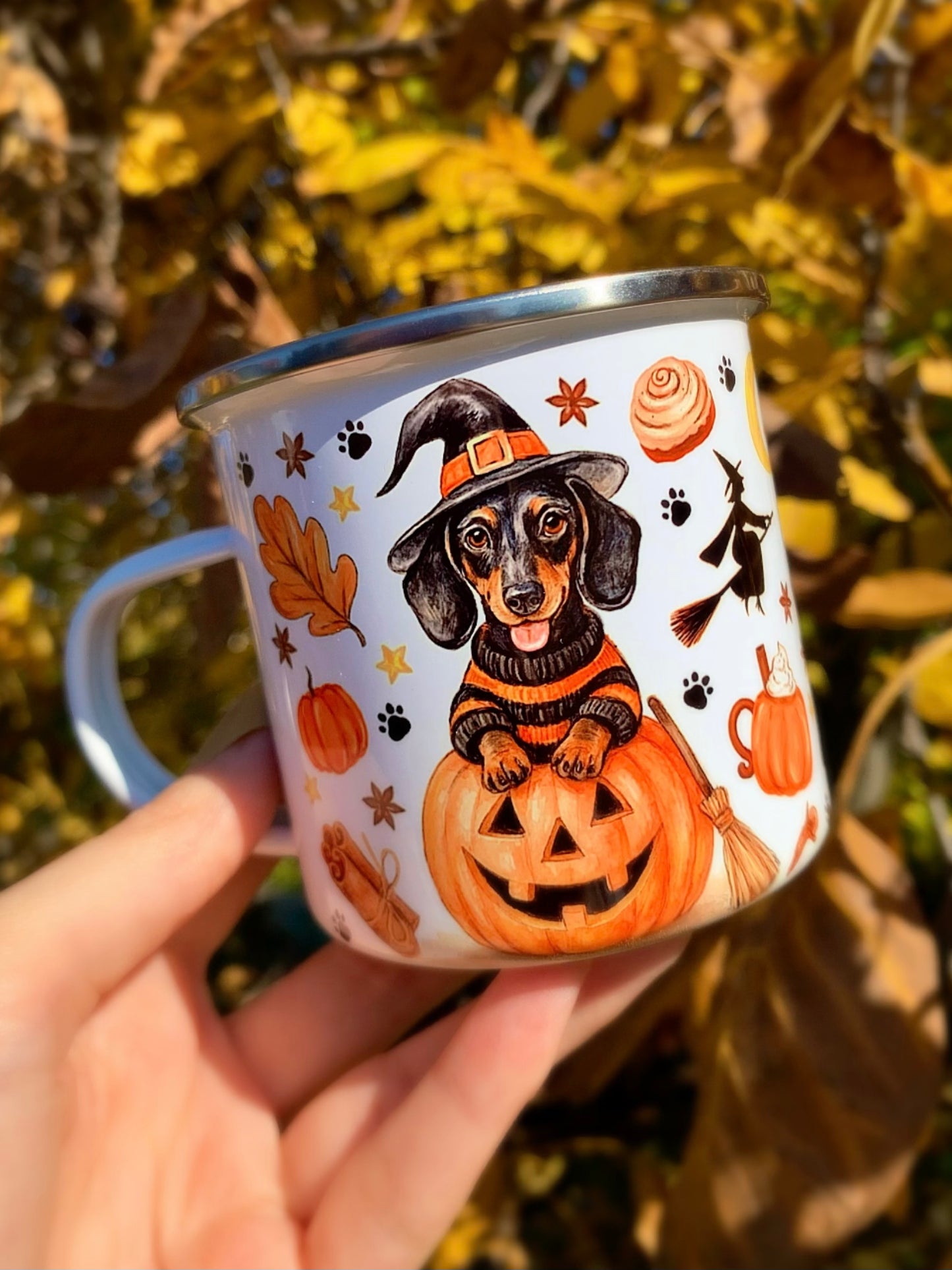 Halloweeni Tacskós fém bögre - Kézzel festett Tacskó Halloweeni Pumpkin és Boszis szellemes őszi mintával