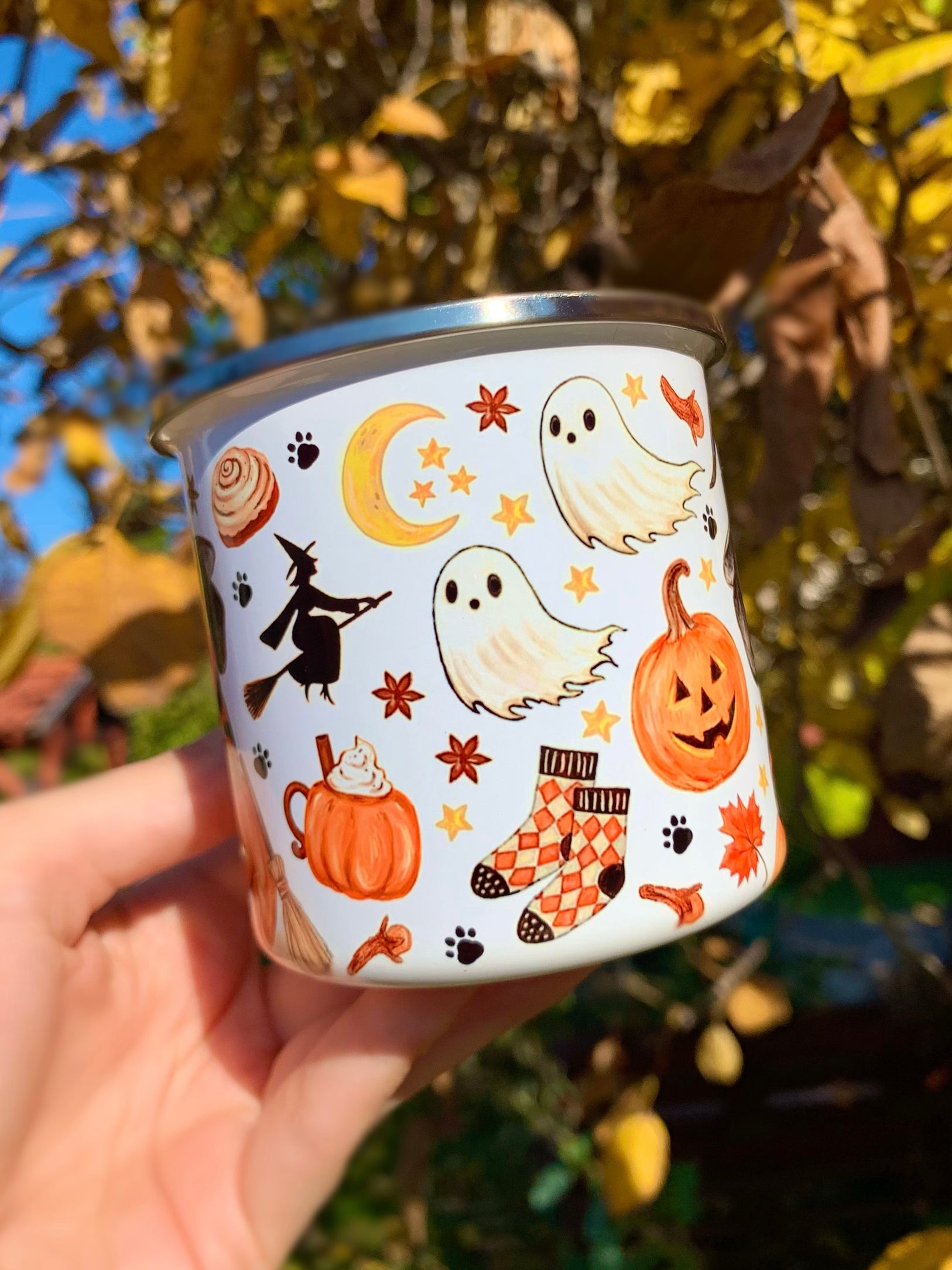 Kézzel festett tacskó pumpkin mintás halloweeni fém bögre. Őszi levelek, makkok és szellemes dekorok fokozzák a hangulatot.