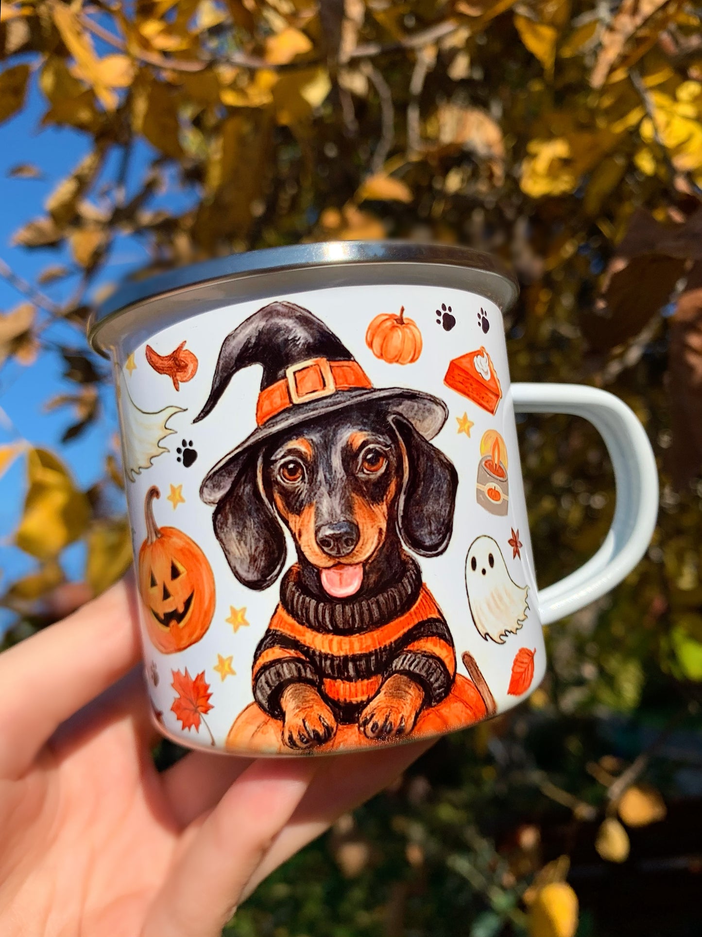 Halloweeni Tacskós fém bögre - Kézzel festett Tacskó Halloweeni Pumpkin és Boszis szellemes őszi mintával