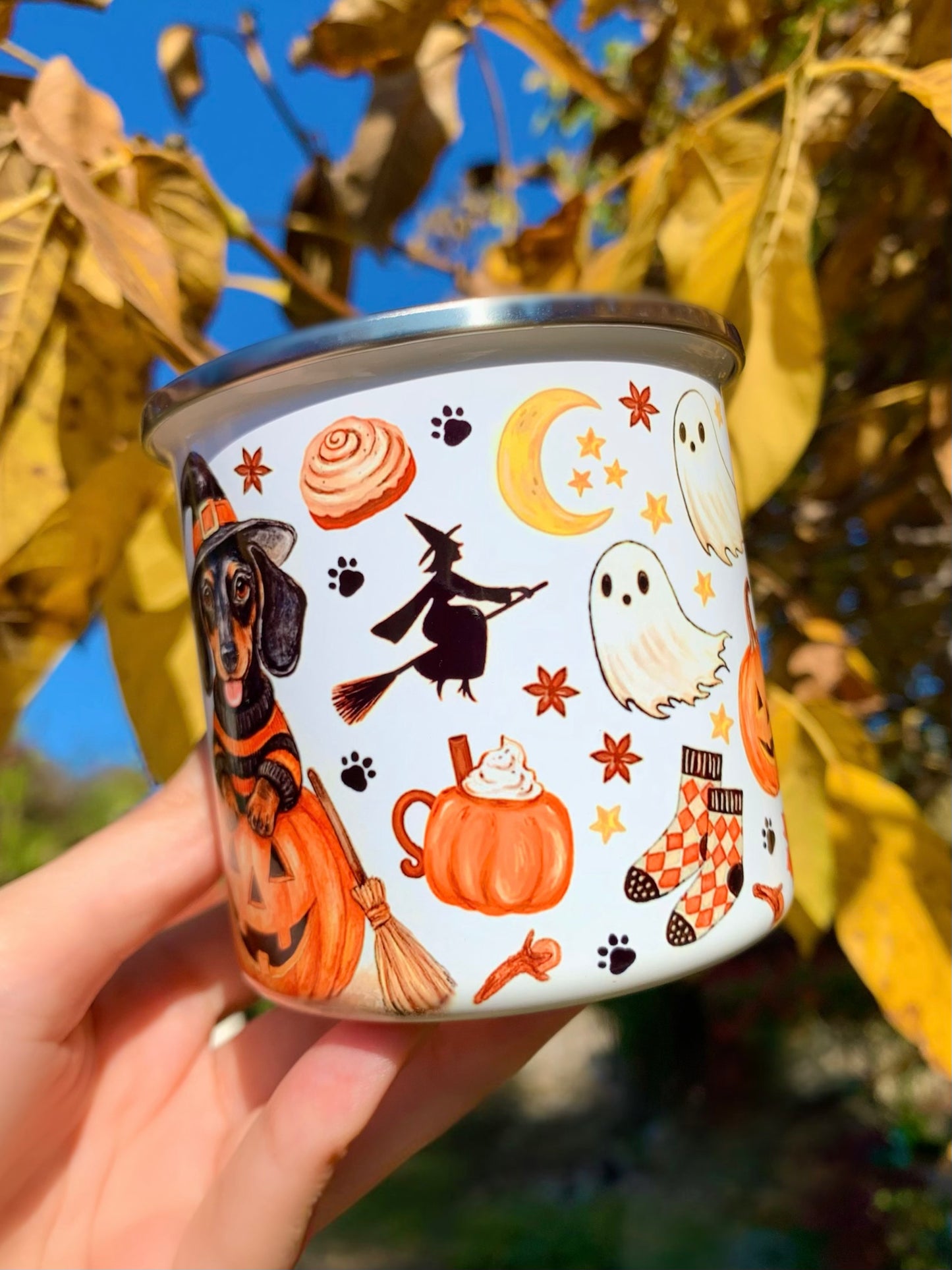 Halloweeni Tacskós fém bögre - Kézzel festett Tacskó Halloweeni Pumpkin és Boszis szellemes őszi mintával