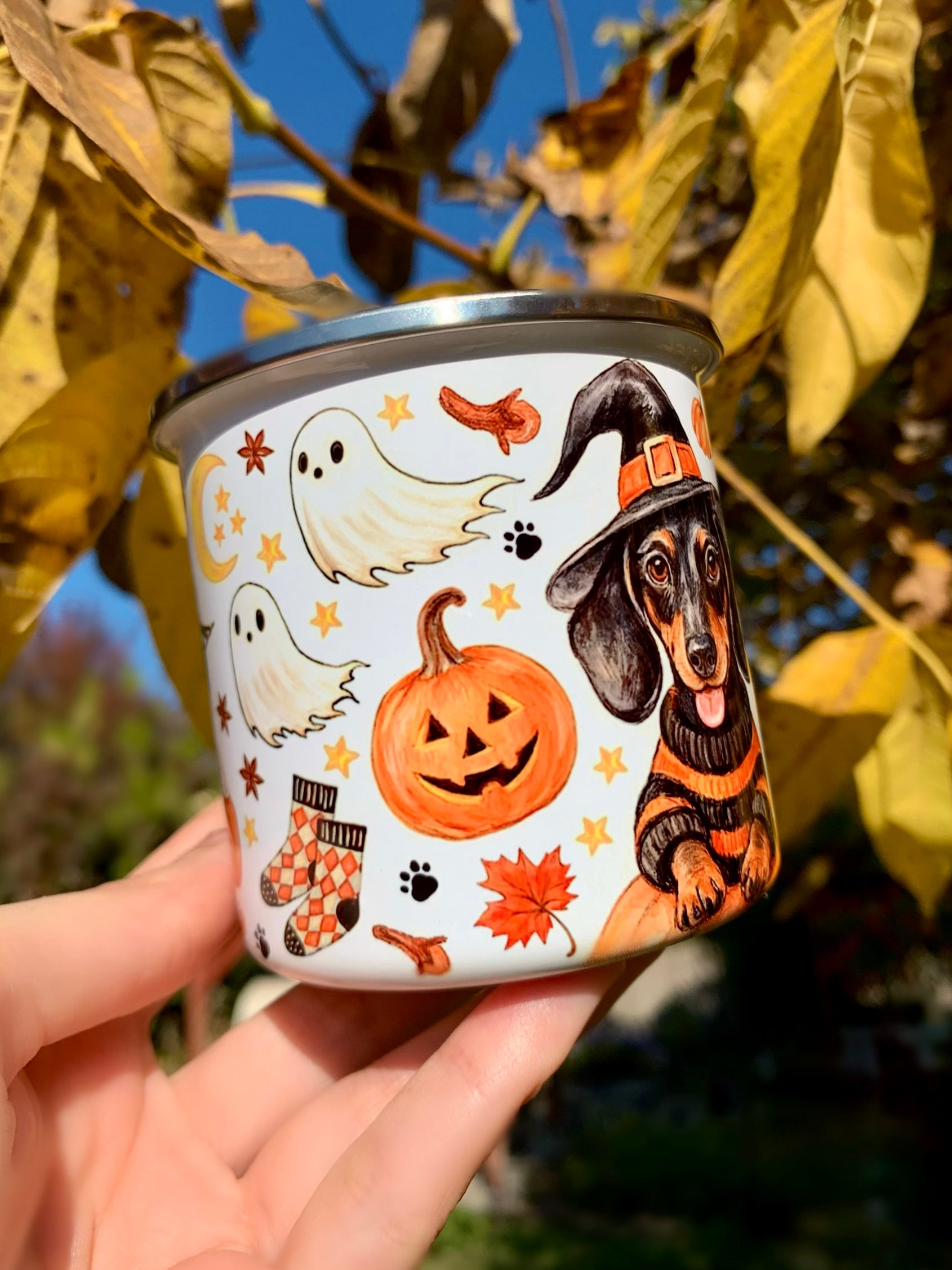 Fém bögre tacskó halloweeni pumpkin mintával, meleg narancs akvarell árnyalatokkal. Szellemes és boszorkányos részletek díszítik.