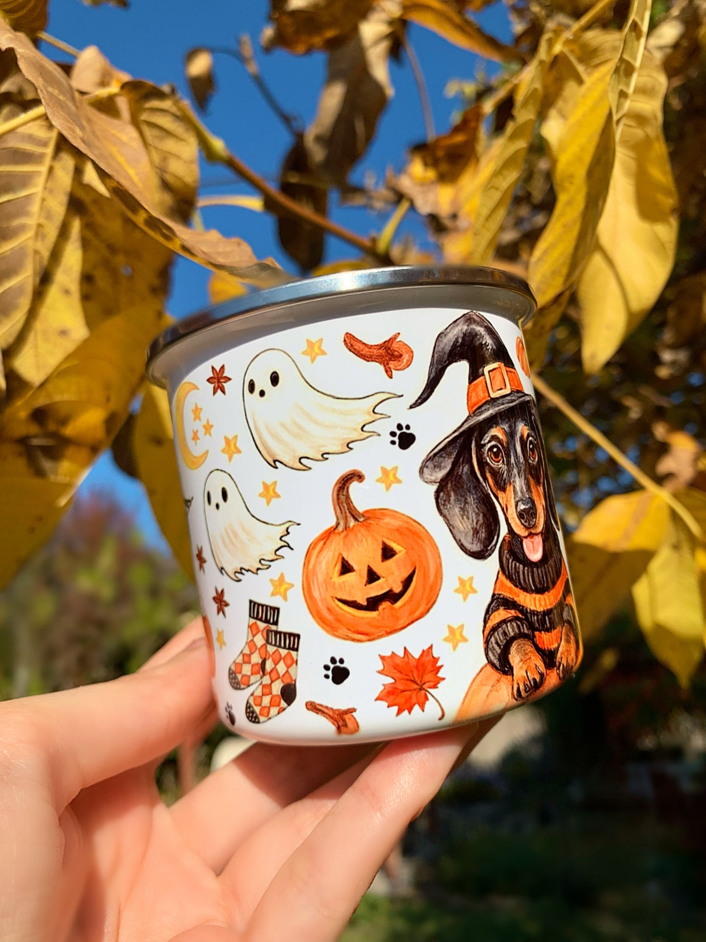 Halloweeni Tacskós fém bögre - Kézzel festett Tacskó Halloweeni Pumpkin és Boszis szellemes őszi mintával