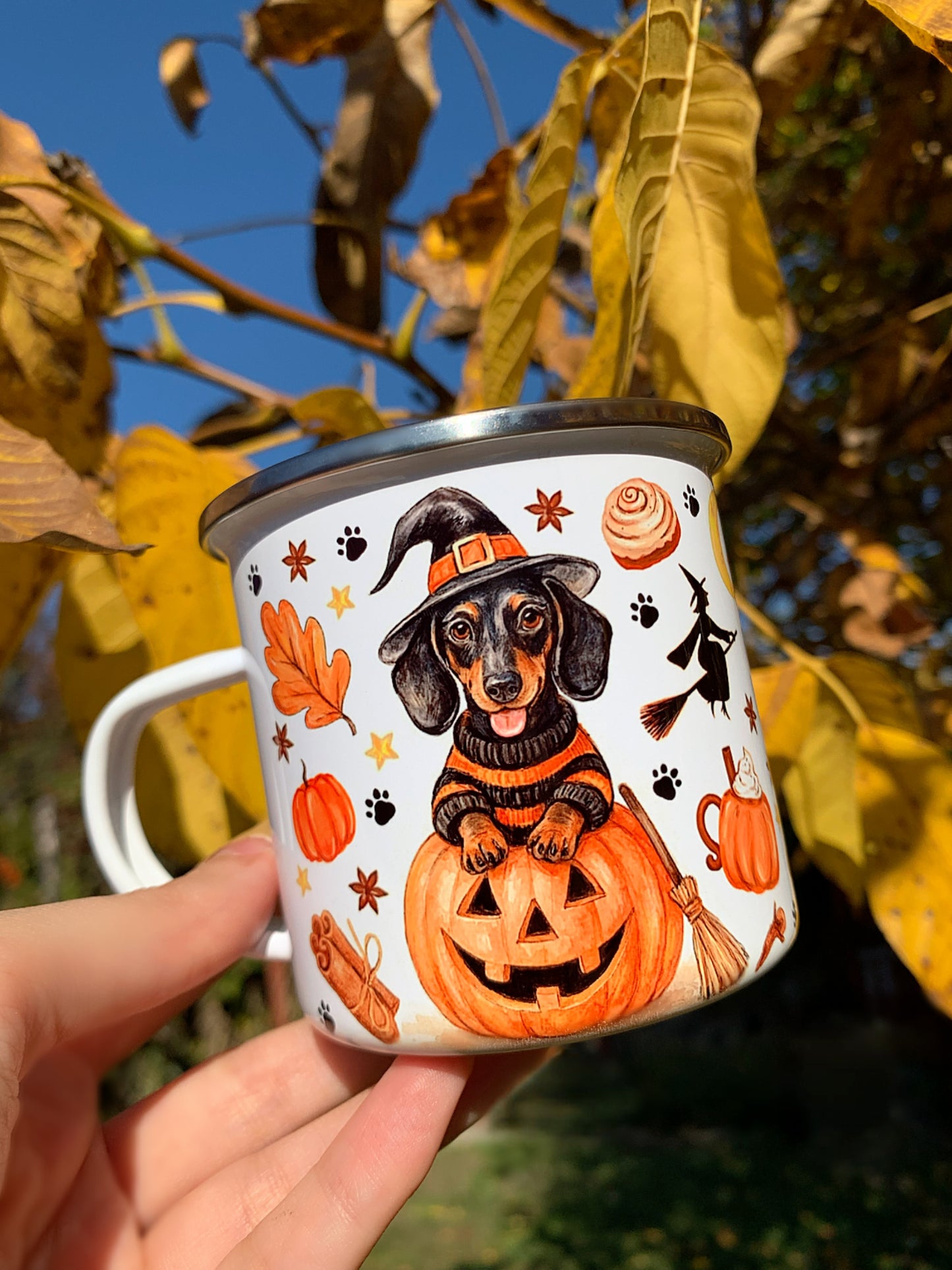 Halloweeni Tacskós fém bögre - Kézzel festett Tacskó Halloweeni Pumpkin és Boszis szellemes őszi mintával