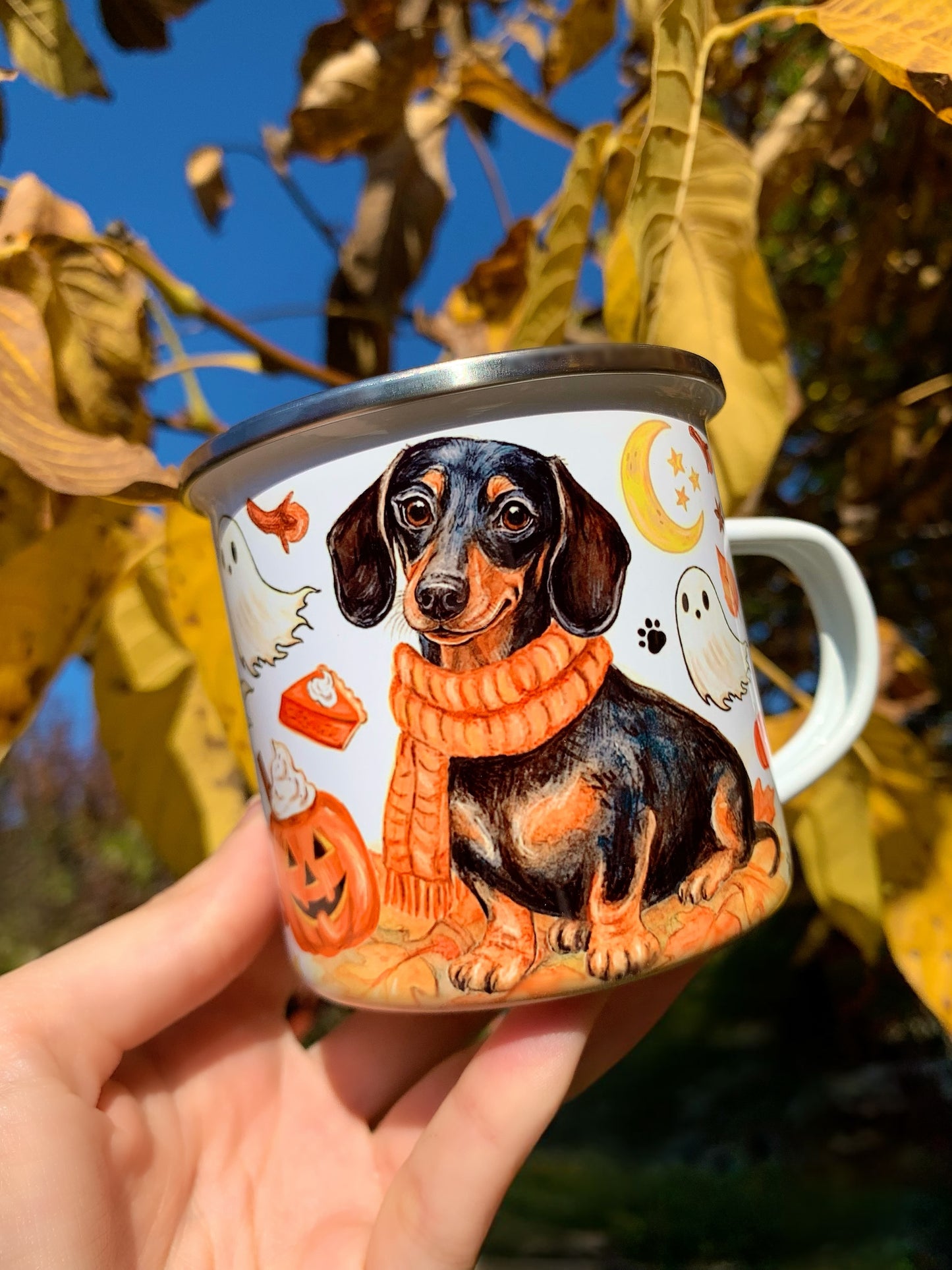 Limitált kiadású tacskós bögre, őszi színekben pompázó, kézzel festett cser tacskóval és vidám pumpkin–szellem motívumokkal. Ideális kézműves ajándék tacskó gazdiknak. ☕🐶