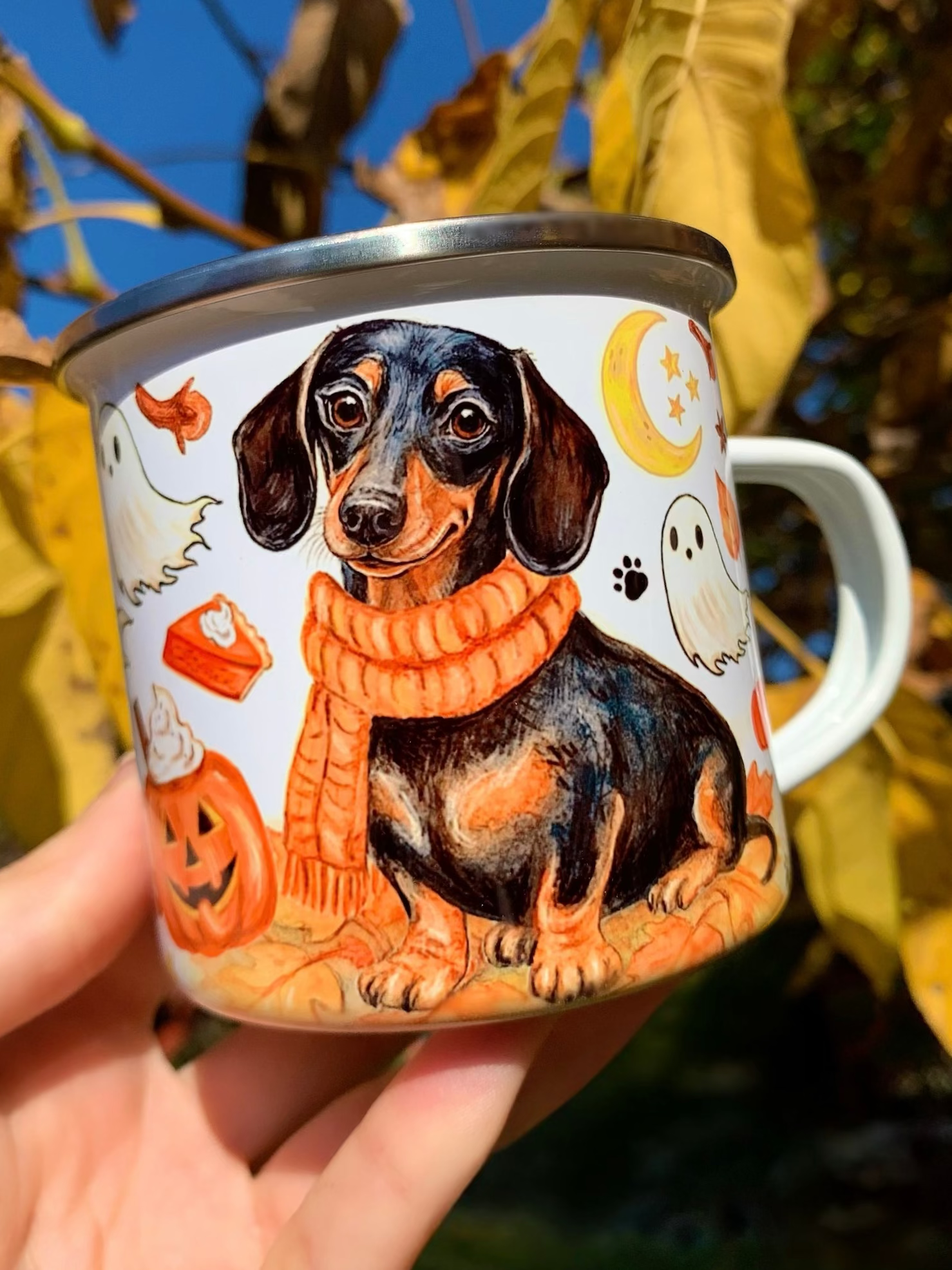 Halloweeni Tacskós fém bögre – kézzel festett cser tacskóval, sárga kötött sállal, sütőtökökkel, szellemekkel és őszi levelekkel díszítve. Prémium, egyedi kézműves ajándék tacskórajongóknak. 🎃🐶