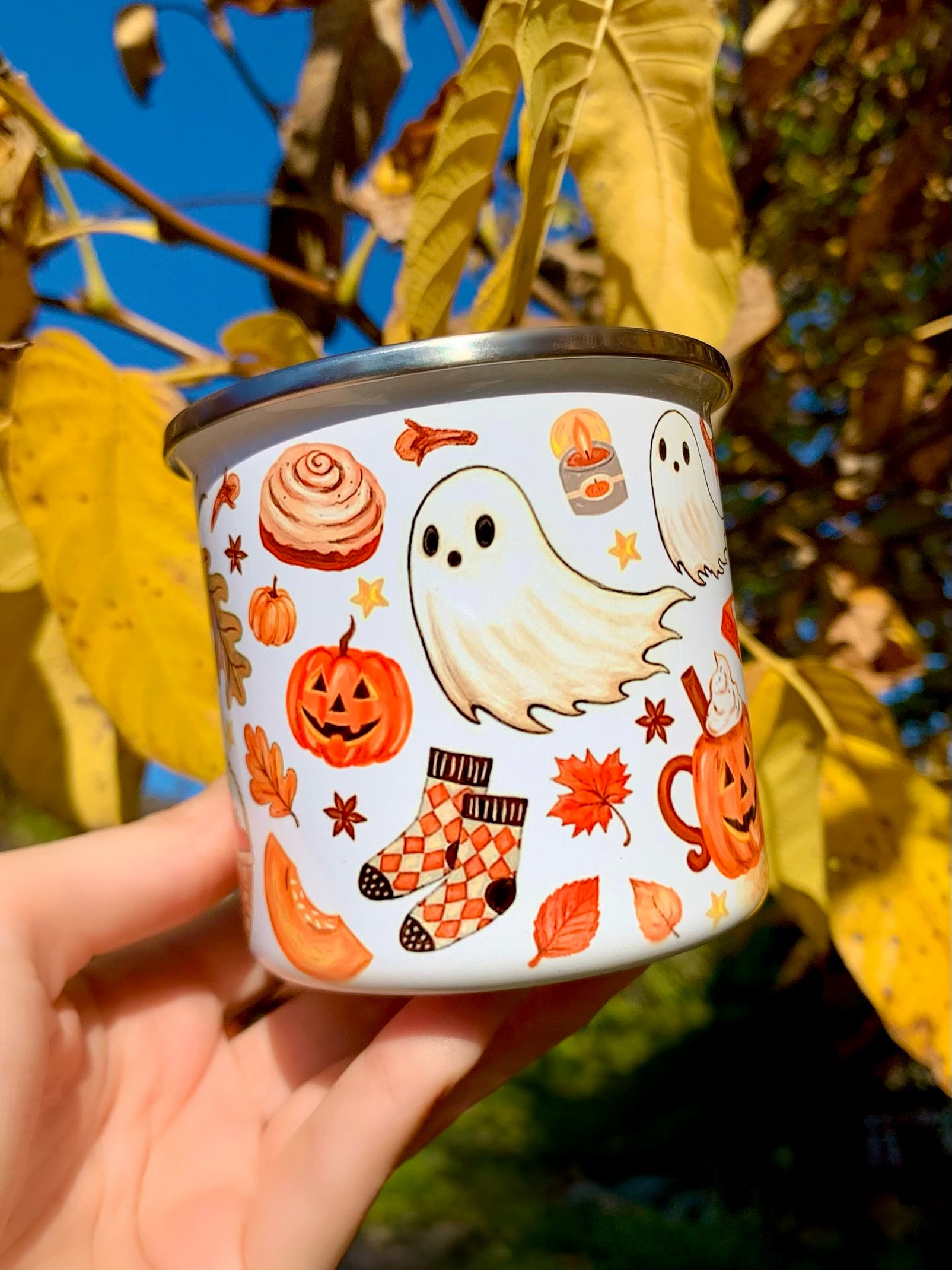 Egyedi Halloweeni tacskós fém bögre, amelyet Pusztai Judit iparművész kézzel festett illusztrációi díszítenek. Tacskó, tökök, fahéjas csiga és latte motívumok minden kávézást ünneppé varázsolnak. ☕🐾