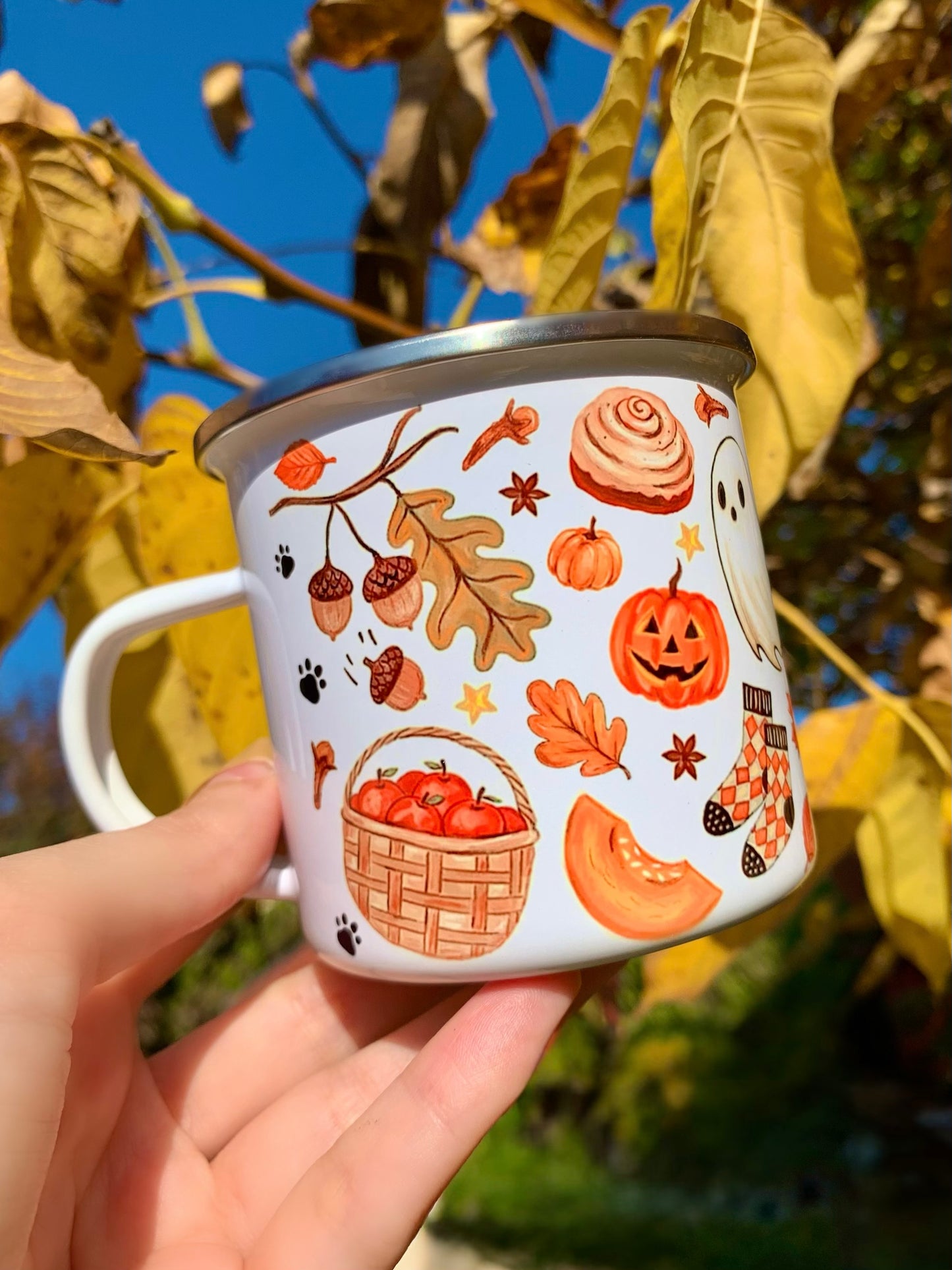 Őszi hangulatú, kézműves tacskós bögre: sárga sálas cser tacskó, tökök, szellemek és őszi levelek díszítik. Tökéletes választás a legszebb tacskós ajándékok kedvelőinek. 🧡🐶